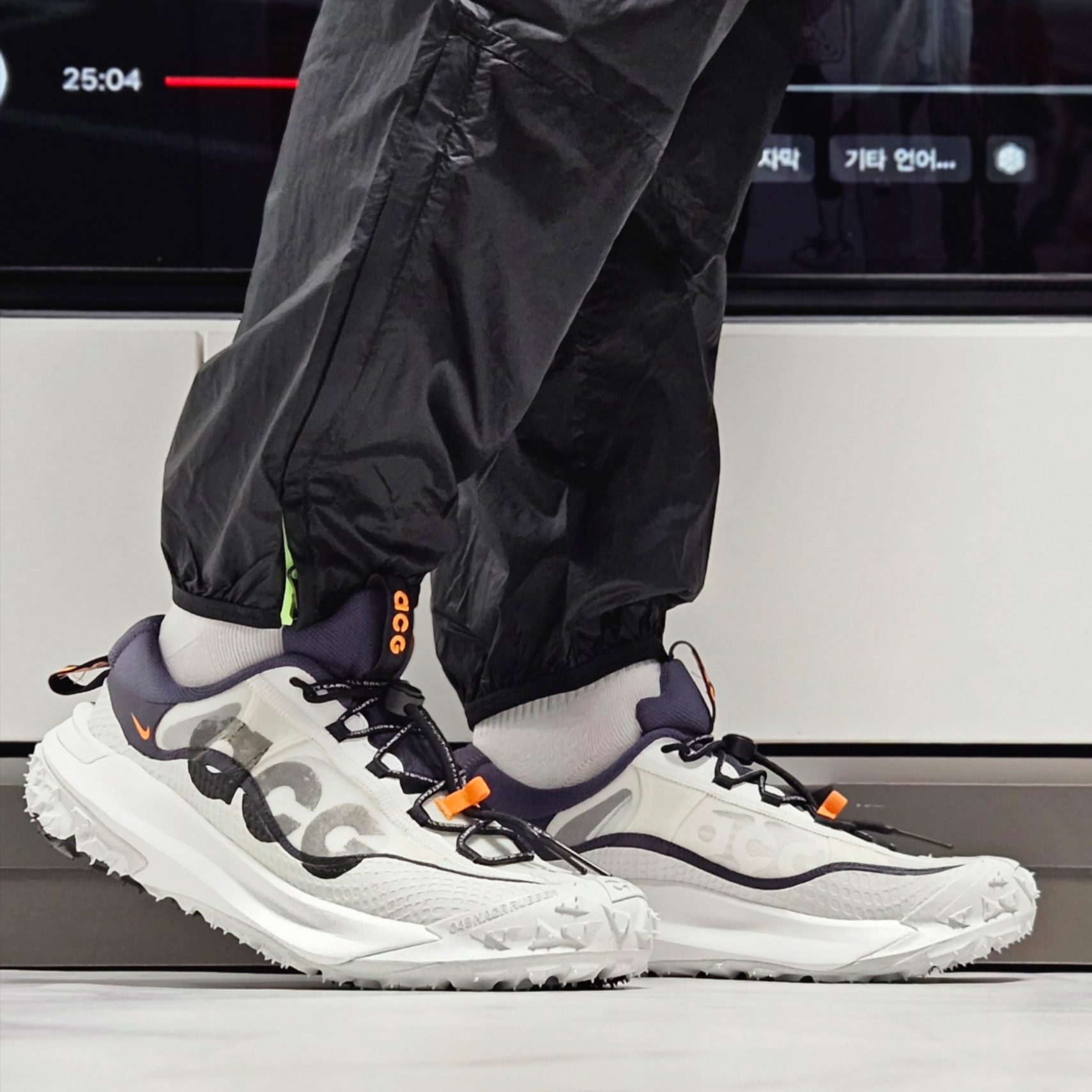 Nike ACG Mountain Fly 2 Low Summit White and Bright Mandarin 착용 스타일 - 1