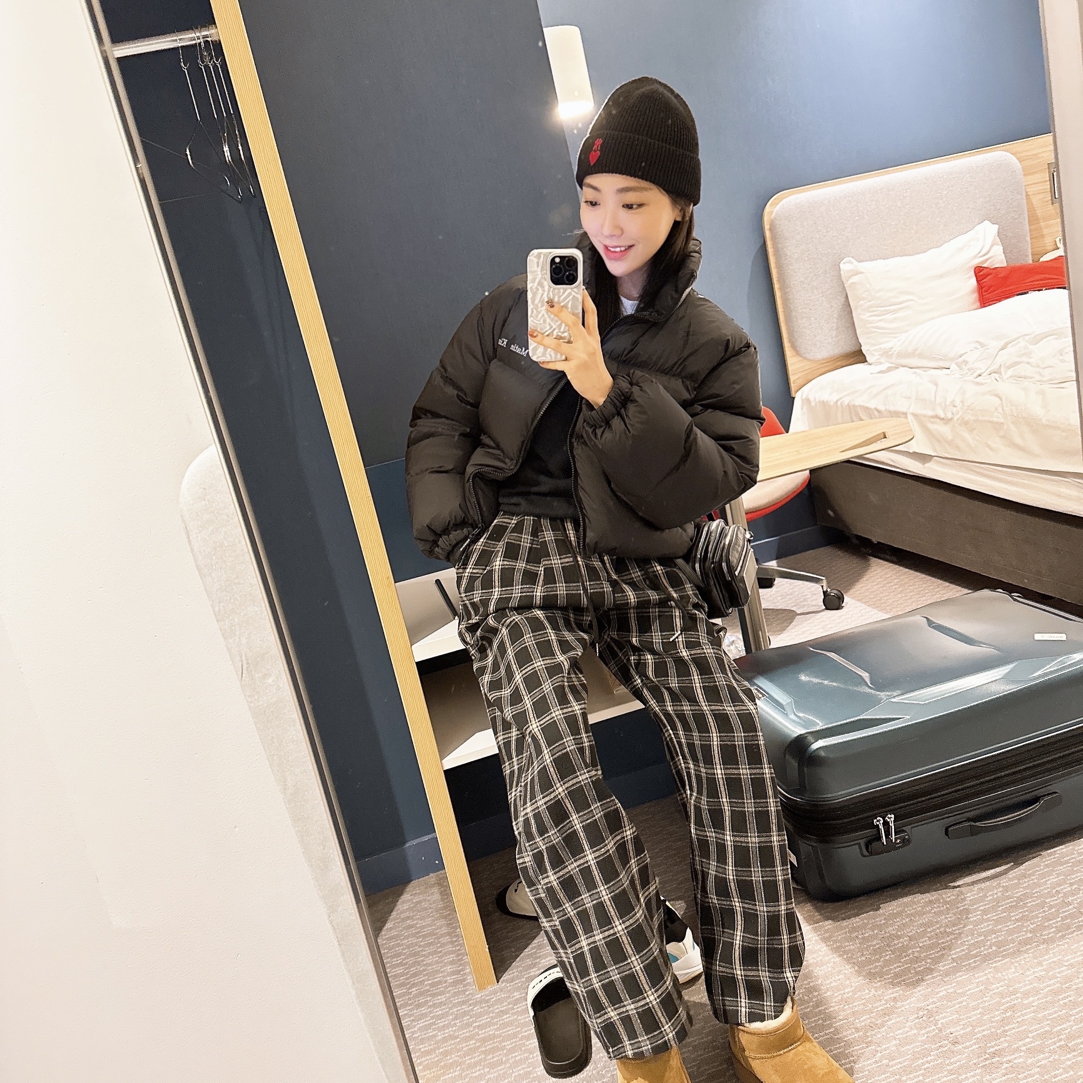 Matin Kim Square Leather Cross Bag Black, (W) Matin Kim High Neck Classic Crop Puffer Down Jumper Black 착용 스타일 - 2