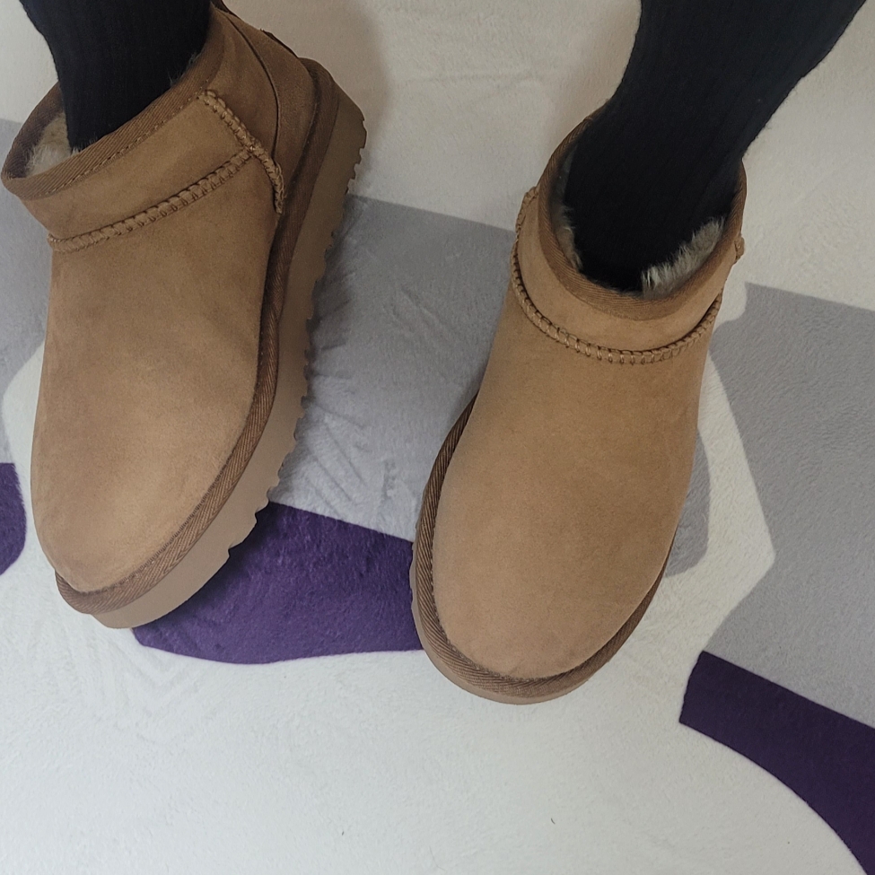 (W) UGG Classic Ultra Mini Boots Chestnut 착용 스타일 - 2