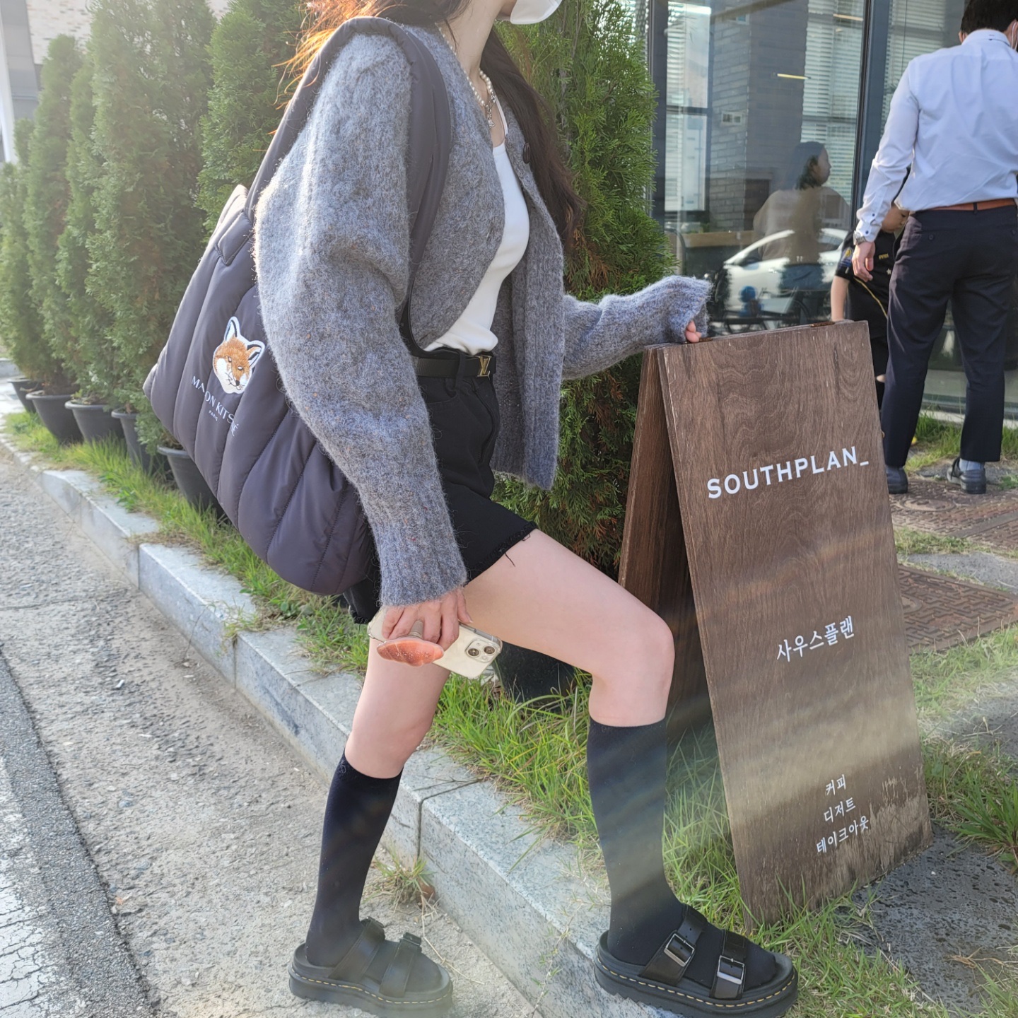 Maison Kitsune x Laneige Padded Bag Navy 착용 스타일 - 2