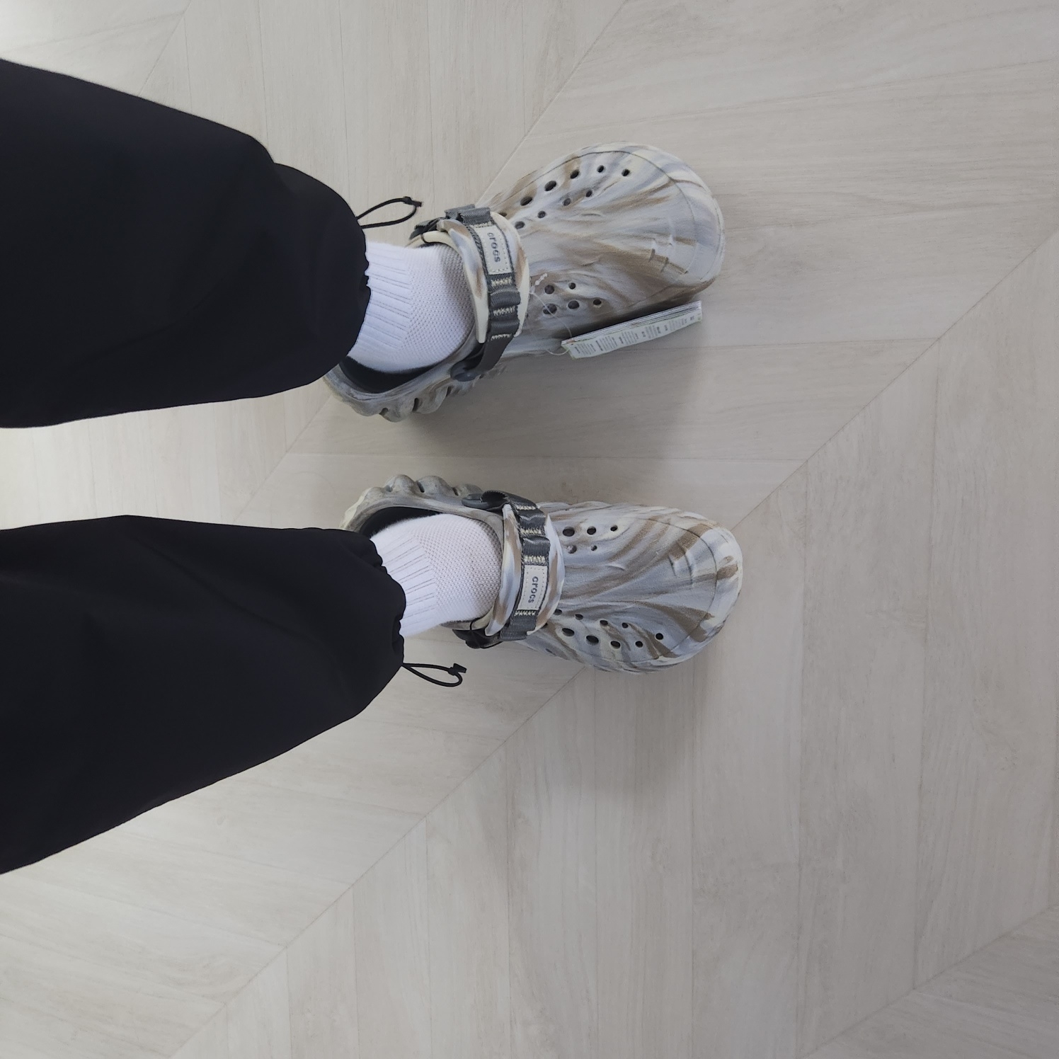 Crocs Echo Marbled Clog Bone Multi 착용 스타일