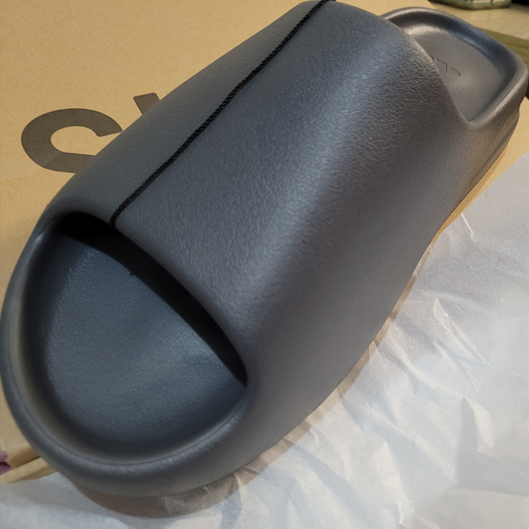 Adidas Yeezy Slide Slate Grey 착용 스타일
