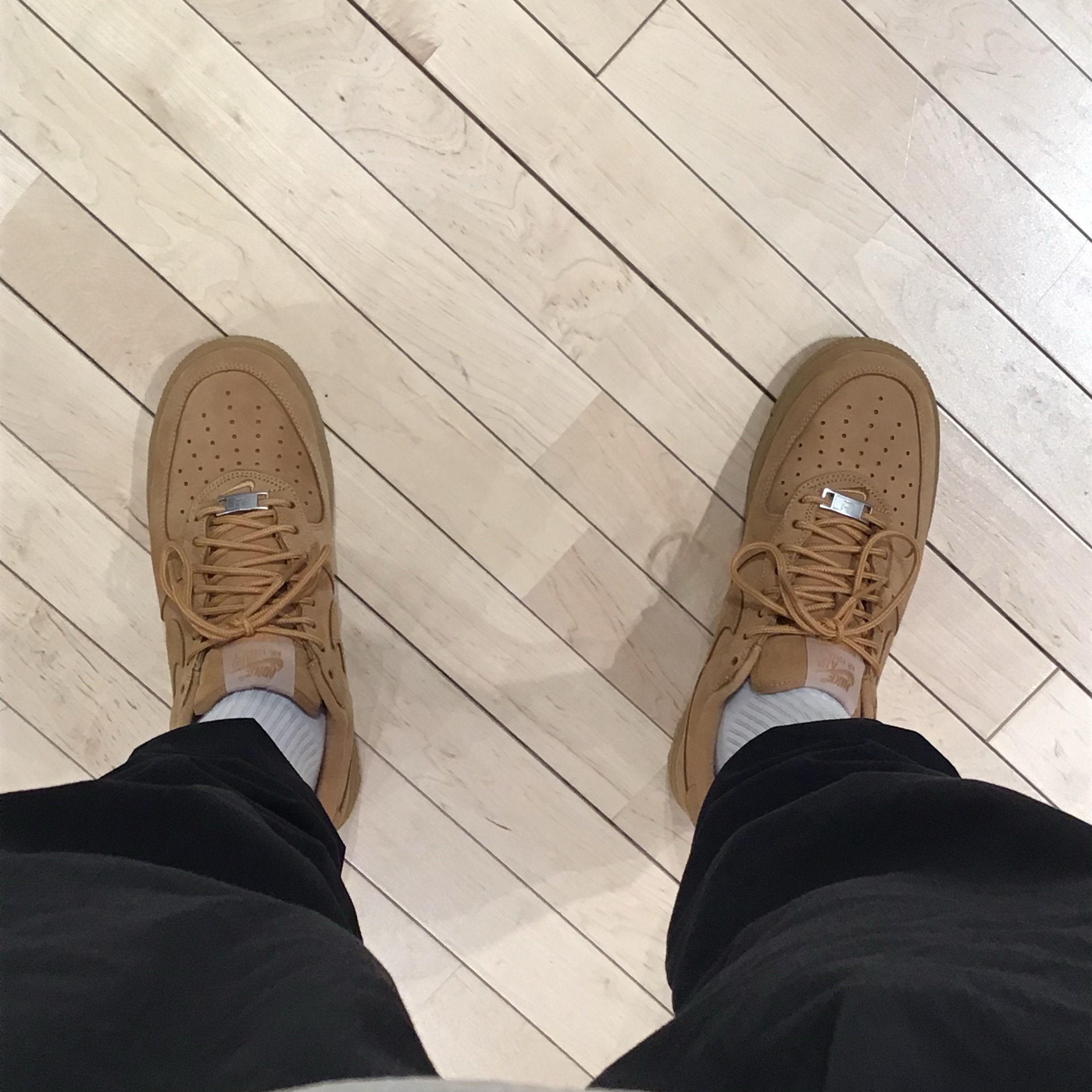Nike x Supreme Air Force 1 Low Flax 착용 스타일