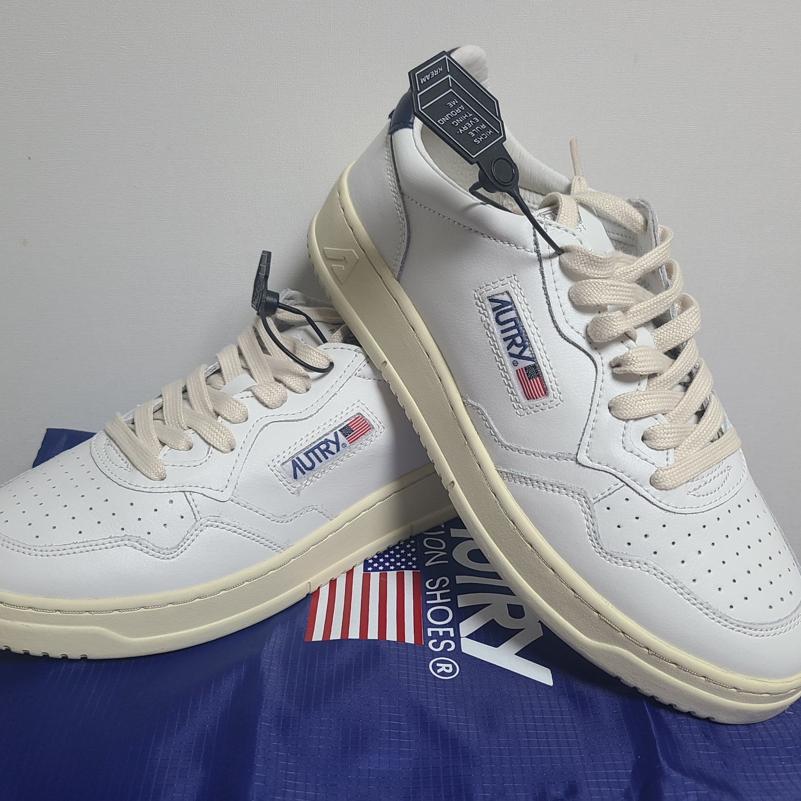 Autry Medalist Low Leather Sneakers White Blue 착용 스타일 - 2