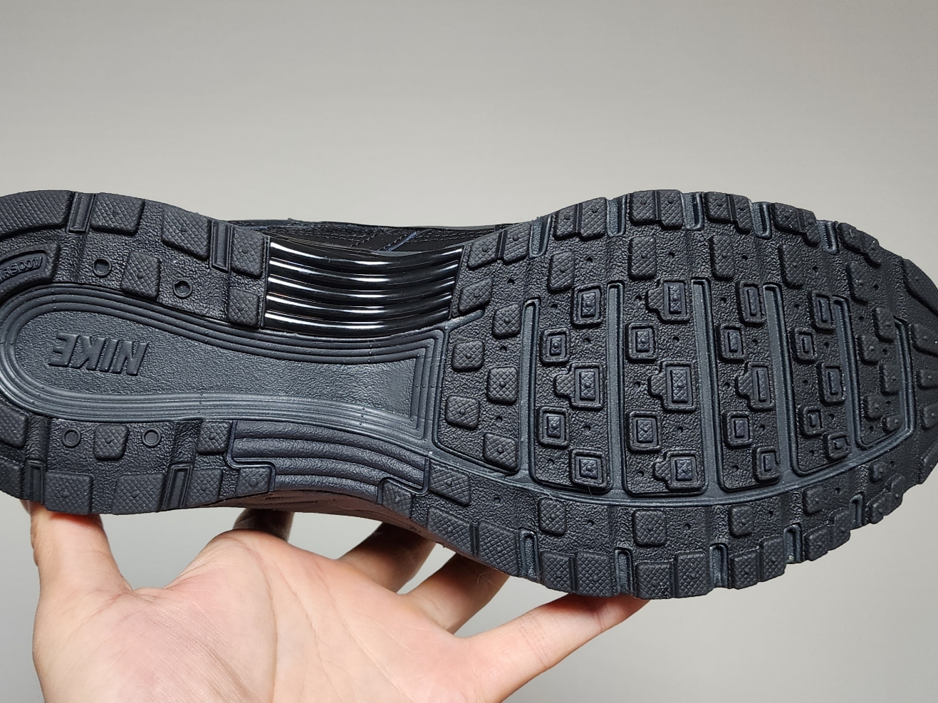 Nike P-6000 PRM Triple Black 착용 스타일