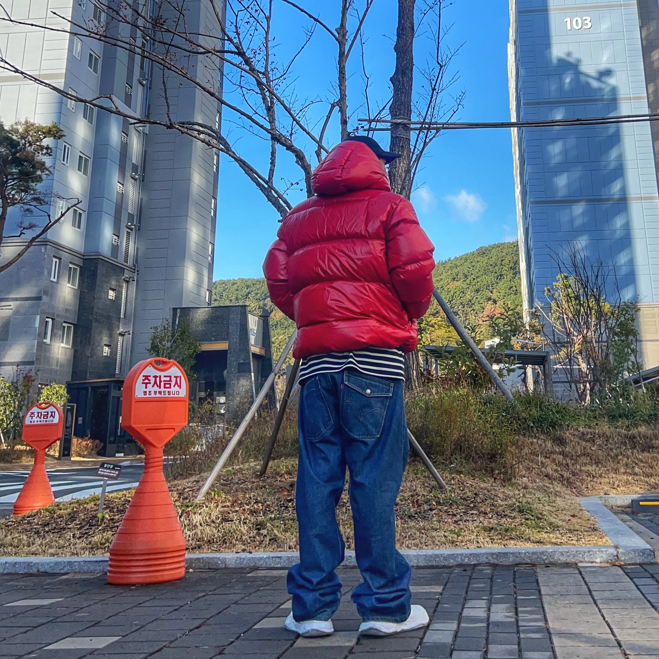 Moncler x Fragment Anthemium Short Down Jacket Cherry Red - 22FW, Maison Mihara Yasuhiro Wayne OG Sole Washed Canvas Low-top Sneakers White 착용 스타일 - 3