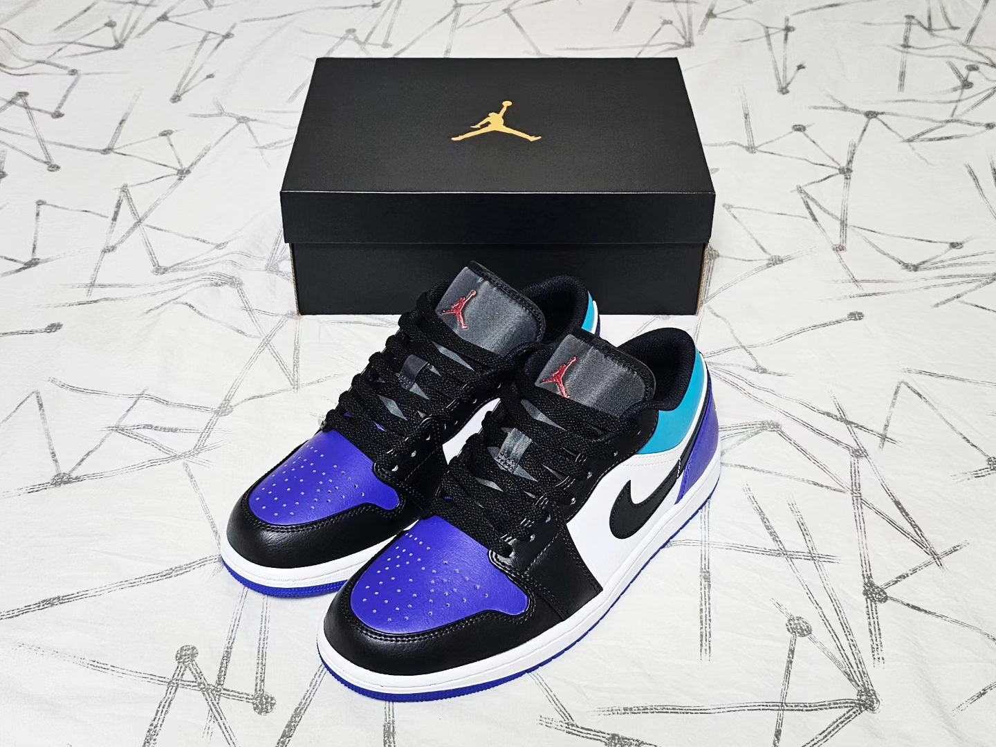 Jordan 1 Low Court Purple Tropical Twist 착용 스타일 - 1