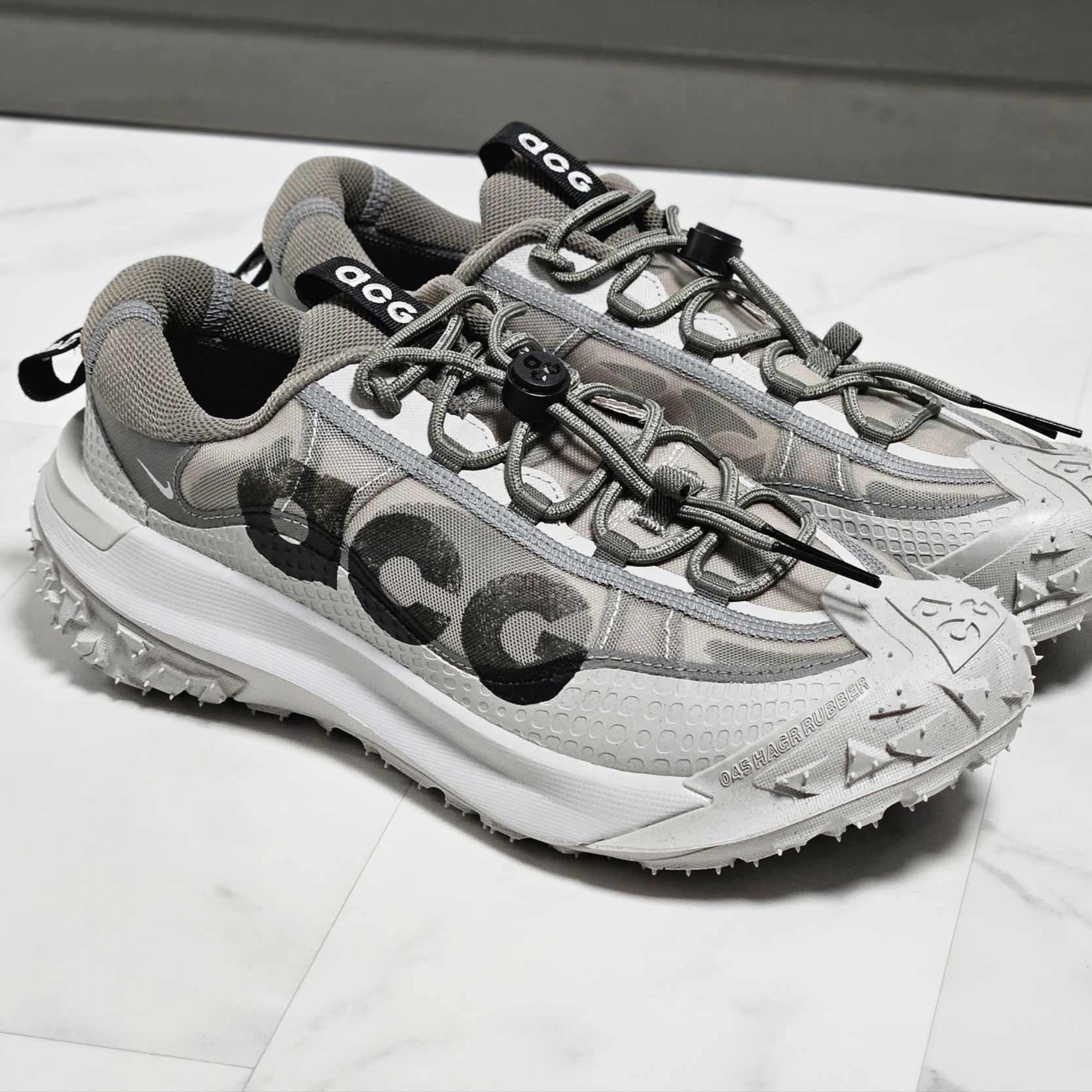 Nike ACG Mountain Fly 2 Low Light Iron Ore Black 착용 스타일 - 9