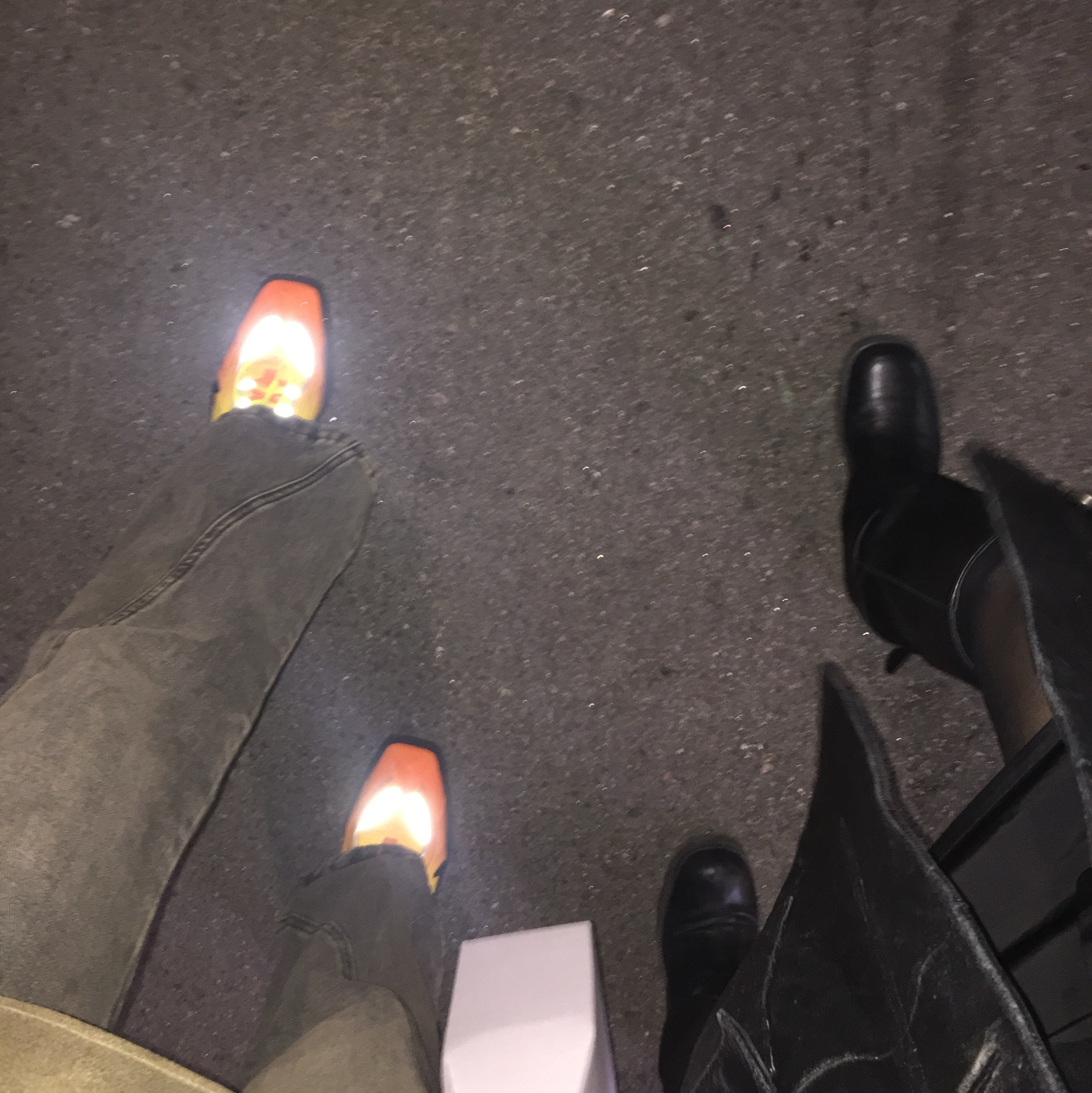 Nike x Martine Rose Shox MR4 Safety Orange 착용 스타일 - 2