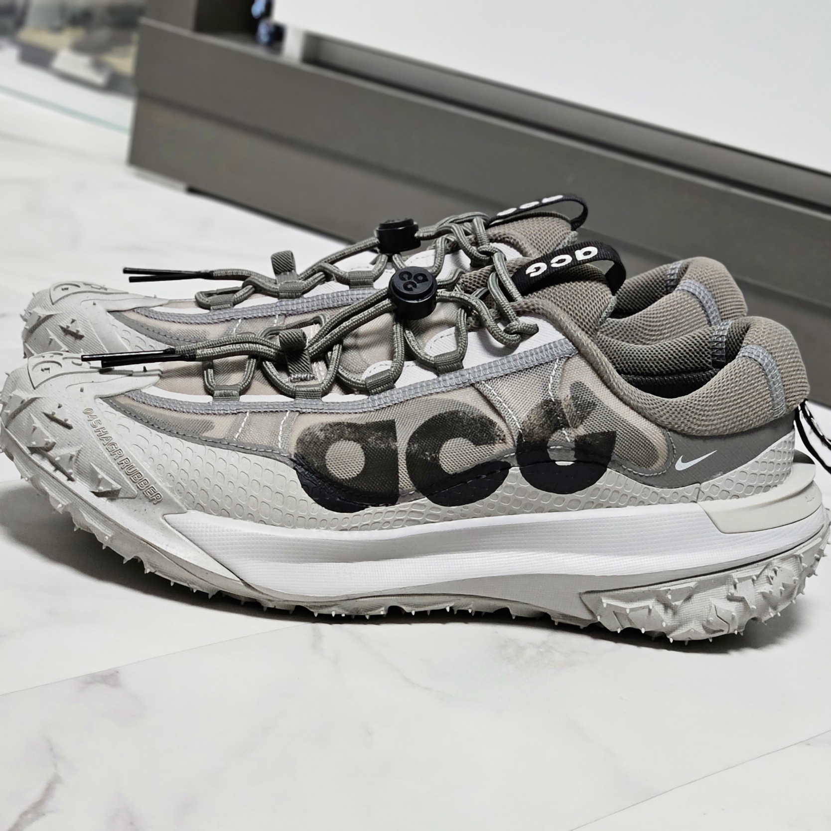 Nike ACG Mountain Fly 2 Low Light Iron Ore Black 착용 스타일 - 8