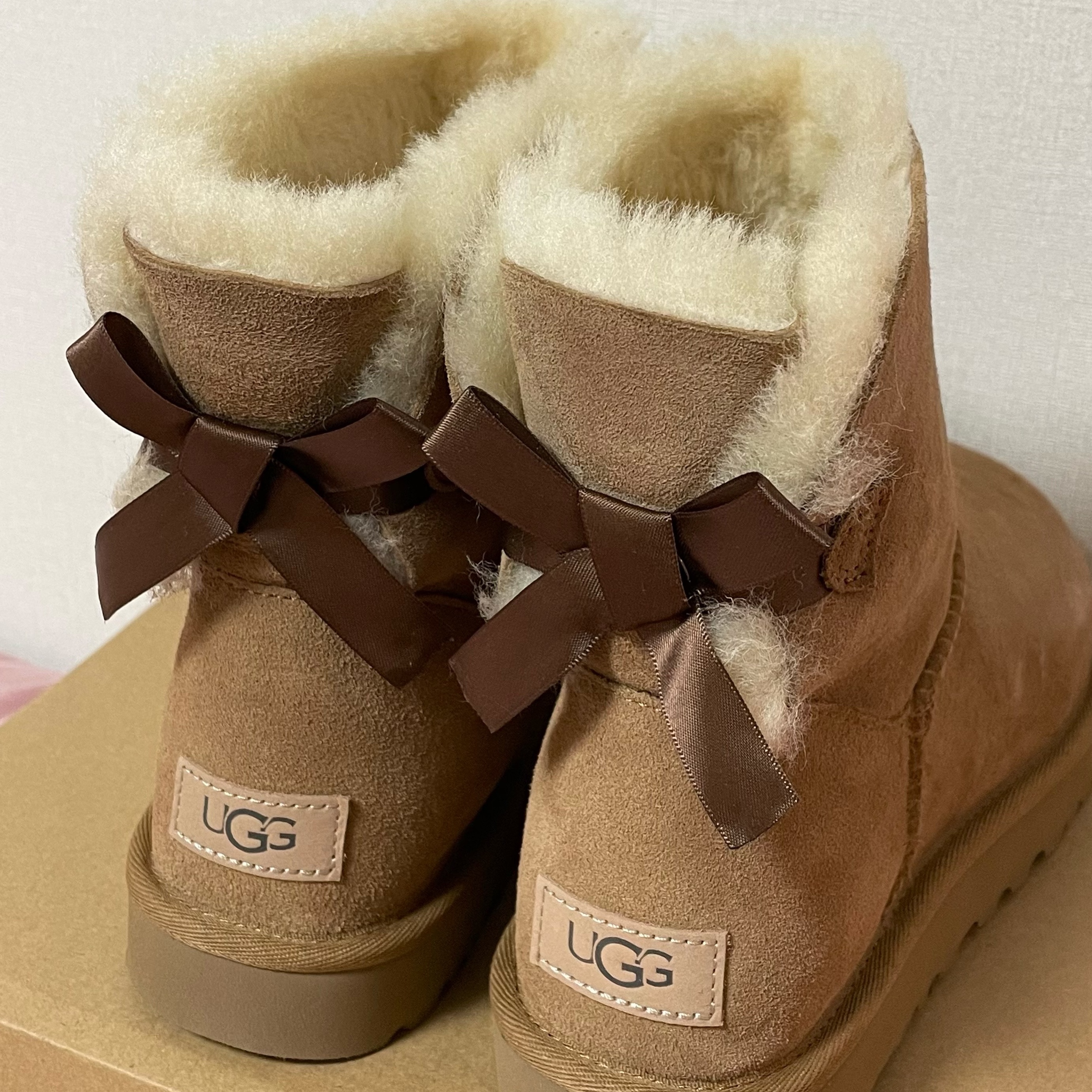(W) UGG Mini Bailey Bow ll Boots Chestnut 착용 스타일