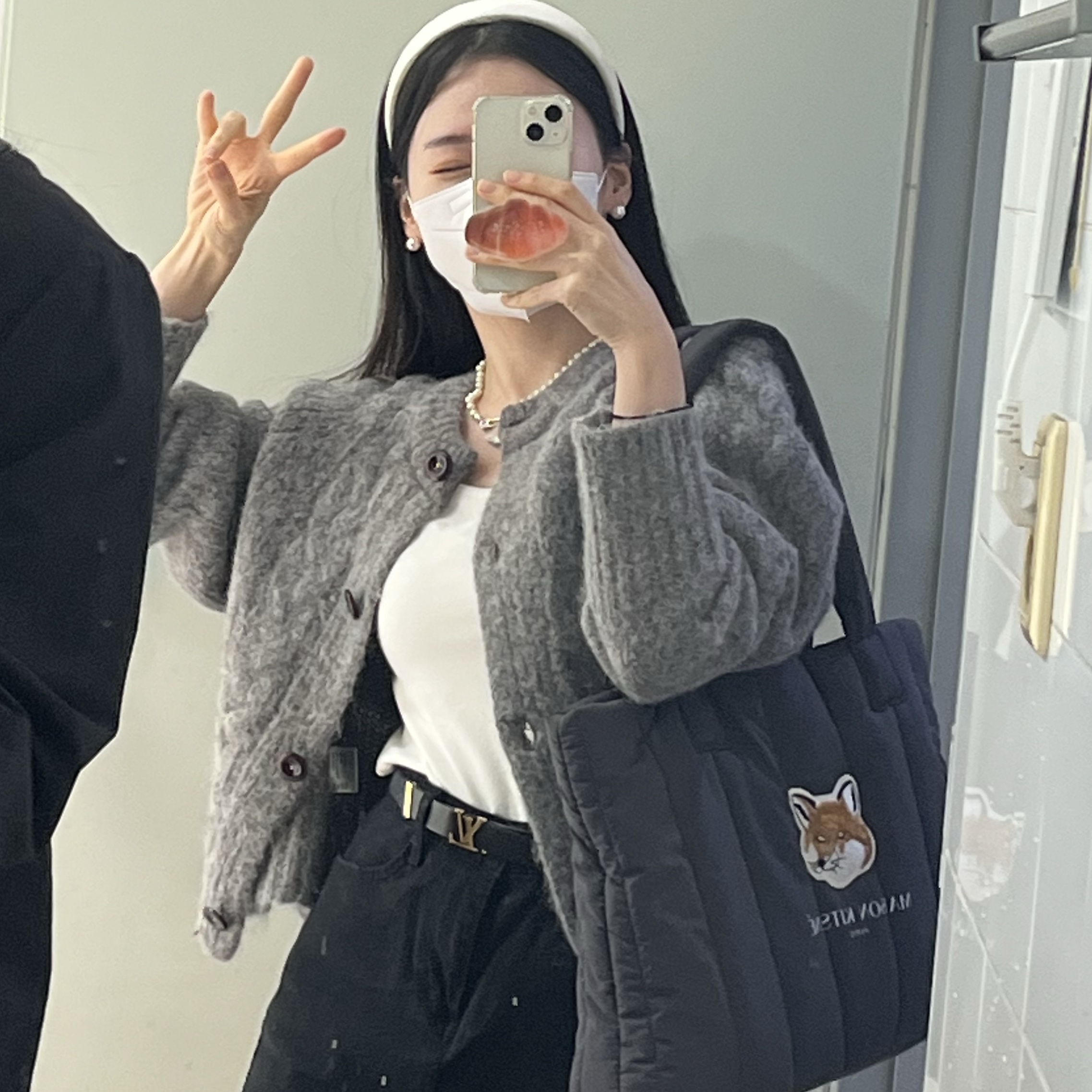 Maison Kitsune x Laneige Padded Bag Navy 착용 스타일 - 5