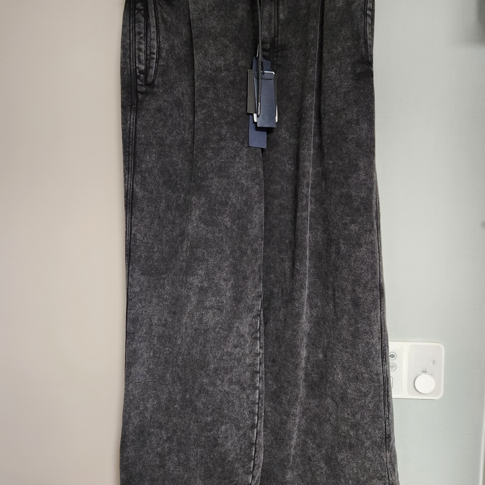 Juun.J Cotton Dyed Distressed Wide Track Pants Grey - FW23 착용 스타일 - 1