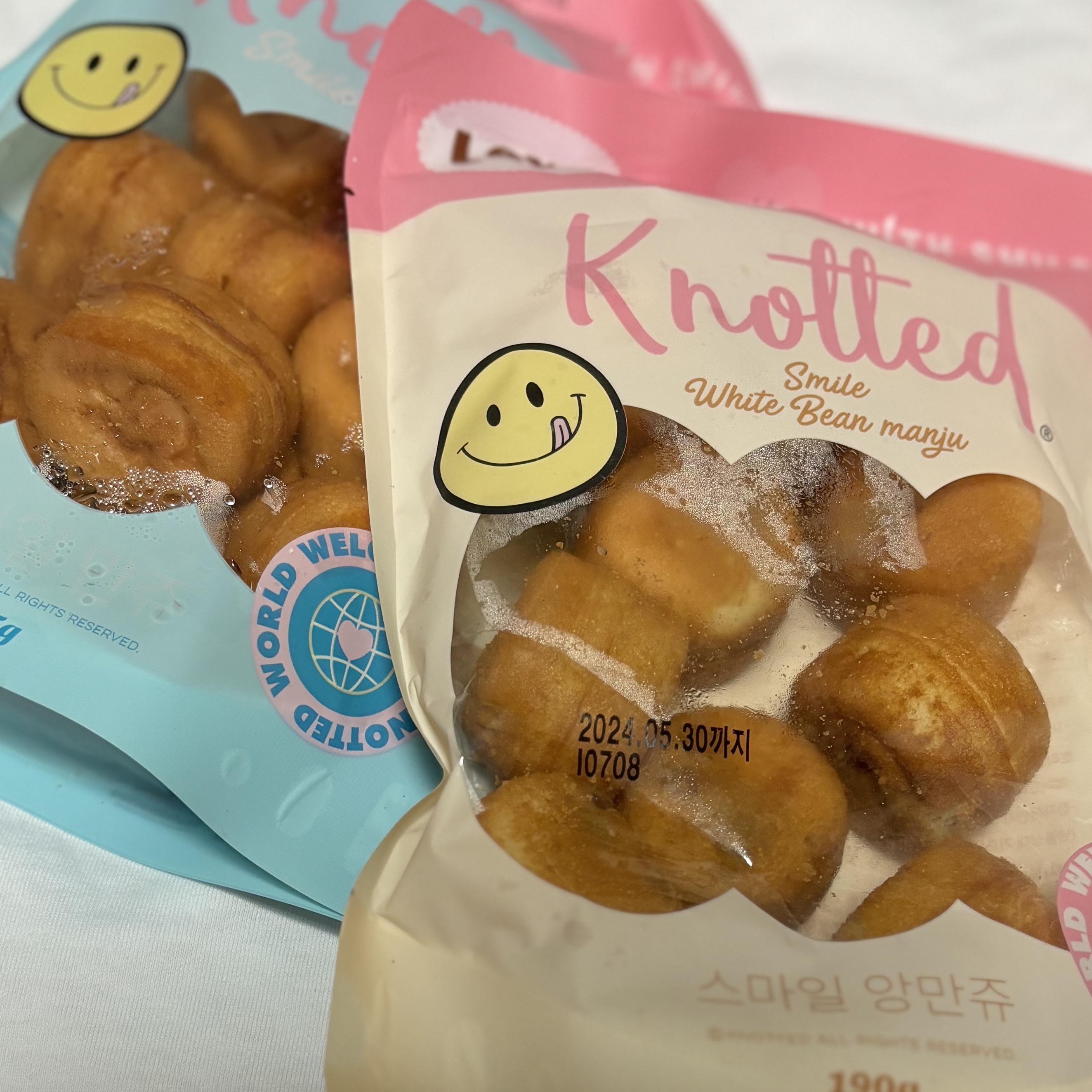 Knotted Smile Sweet Bread Manju Milk, Knotted Smile Sweet Bread Manju Red Bean 착용 스타일