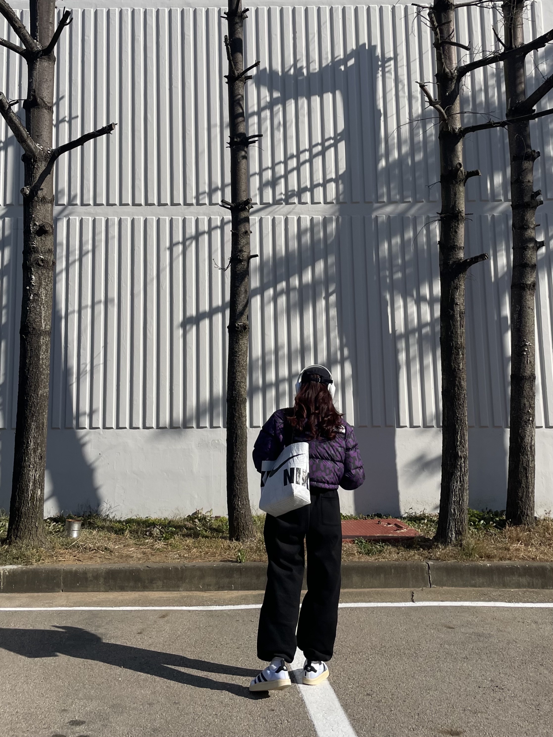 (W) The North Face Print Nuptse Short Jacket Gravity Purple Leopard Print, Adidas Premium Essentials Dad Cap Black 착용 스타일 - 1