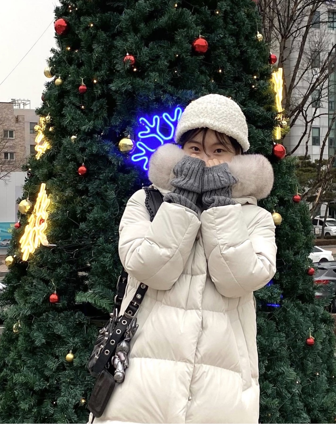 Balenciaga Arena Lambskin Le Cagole XS Shoulder Bag Black, The North Face Nuptse Apres Bootie TNF Black 착용 스타일 - 2