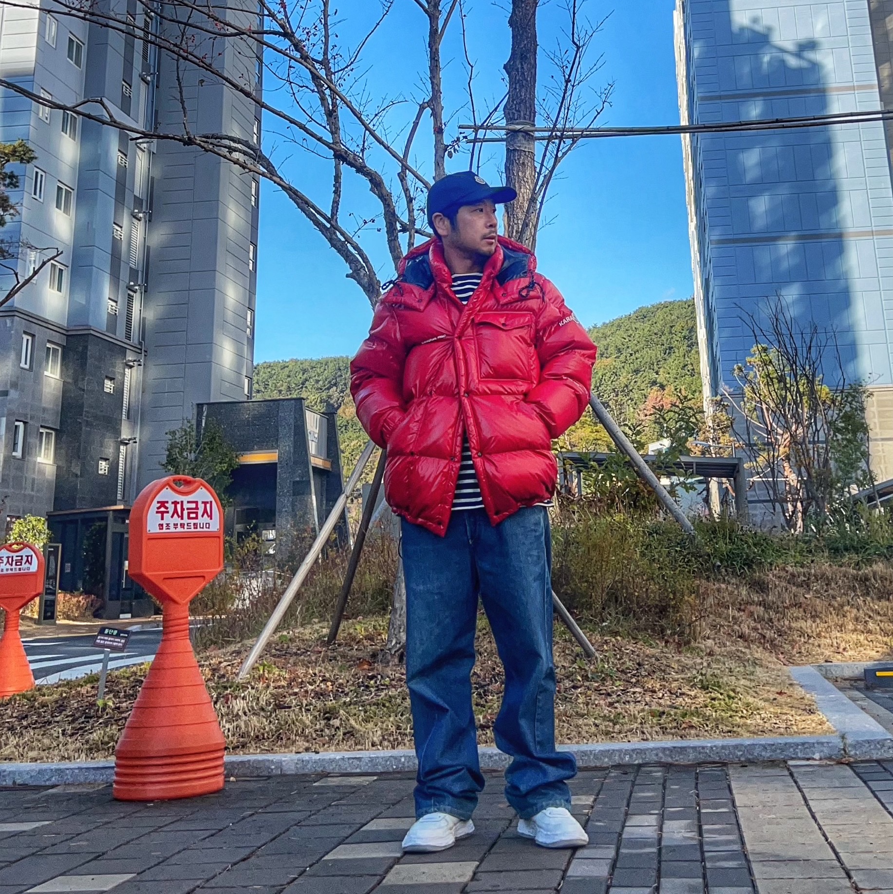 Moncler x Fragment Anthemium Short Down Jacket Cherry Red - 22FW, Maison Mihara Yasuhiro Wayne OG Sole Washed Canvas Low-top Sneakers White 착용 스타일 - 4