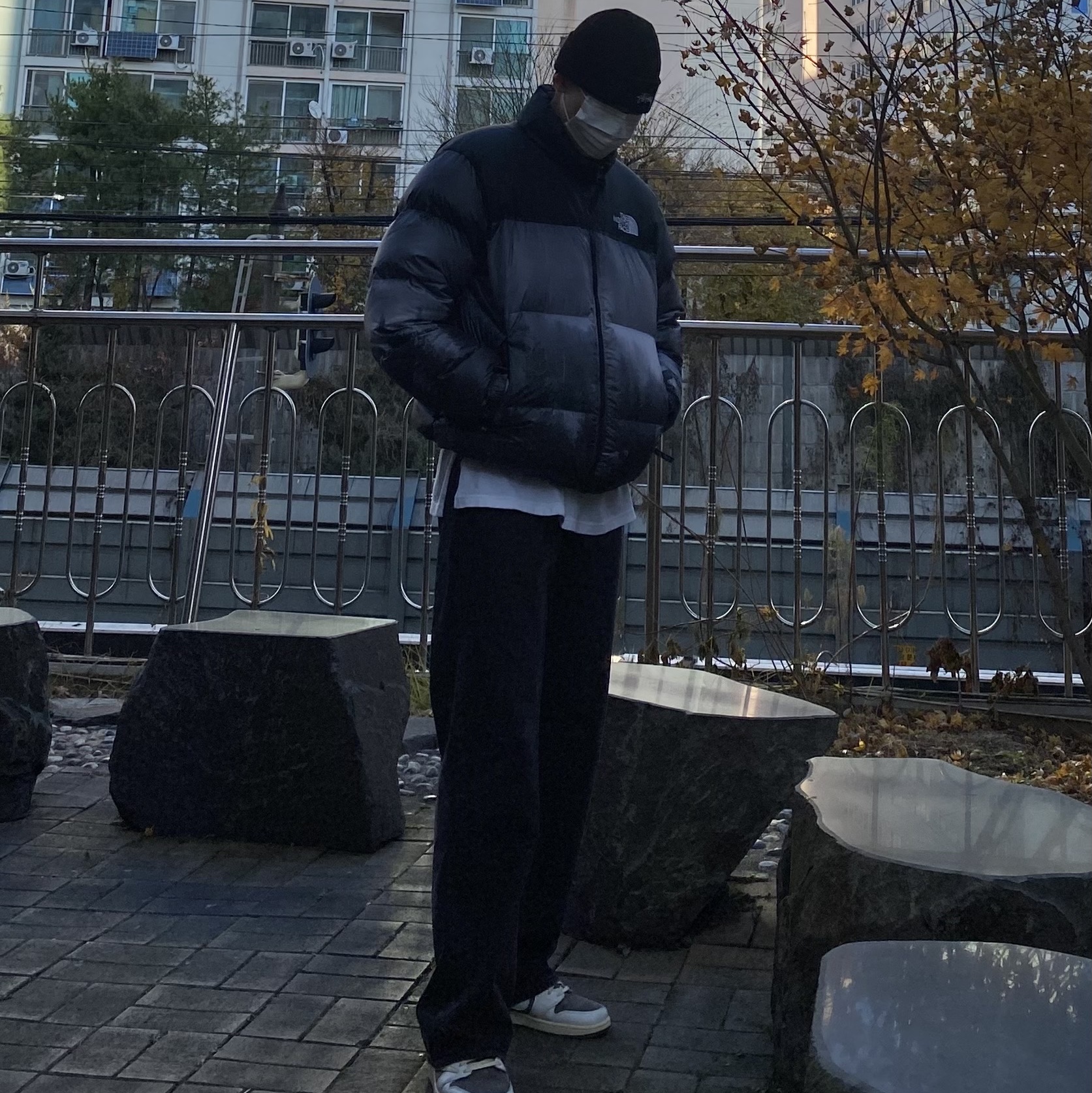Stussy x Our Legacy Yin Yang Beanie Black, Jordan 1 x Travis Scott Retro Low OG SP Sail and Ridgerock 착용 스타일 - 1