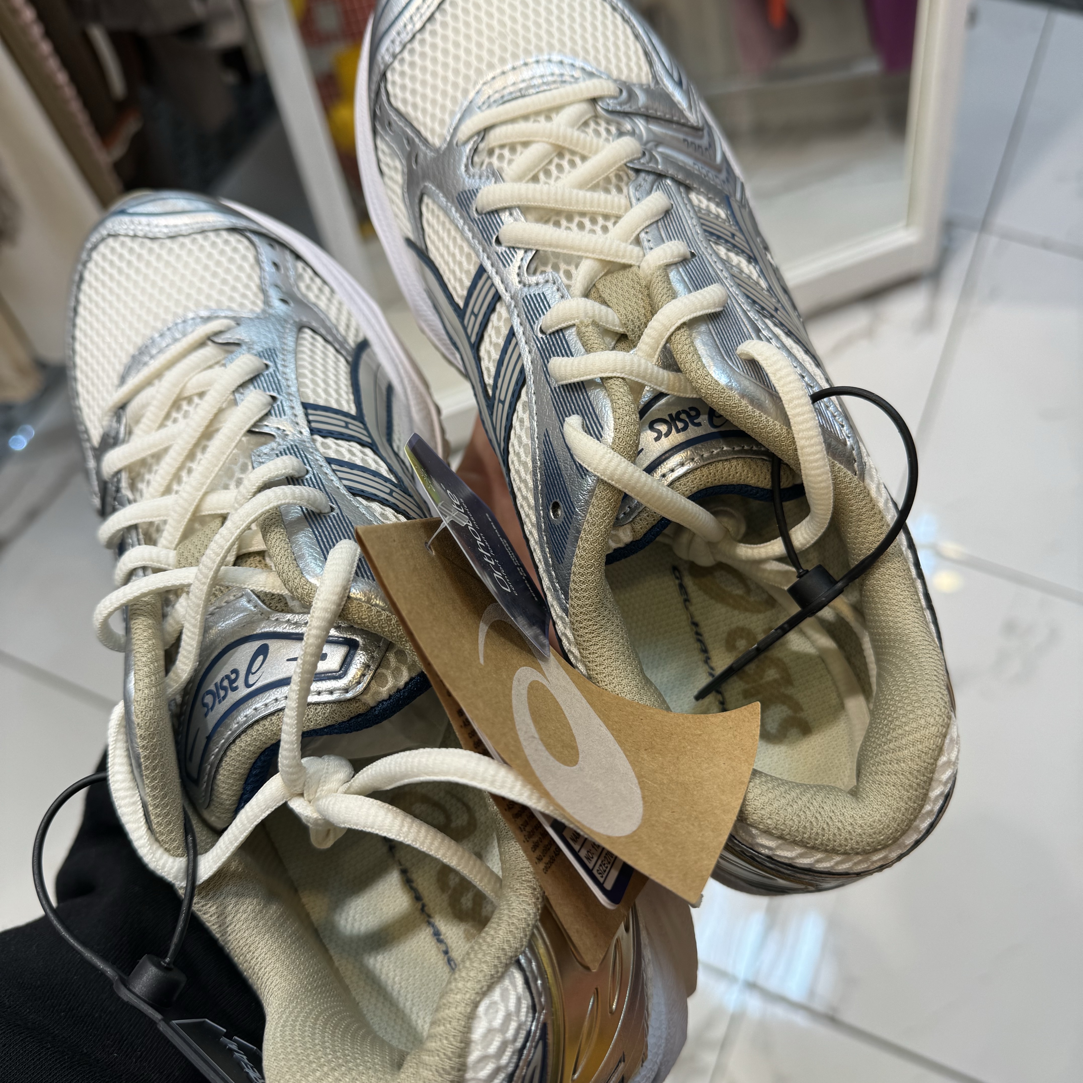 Asics Gel-Kayano 14 Cream Pure Silver 착용 스타일