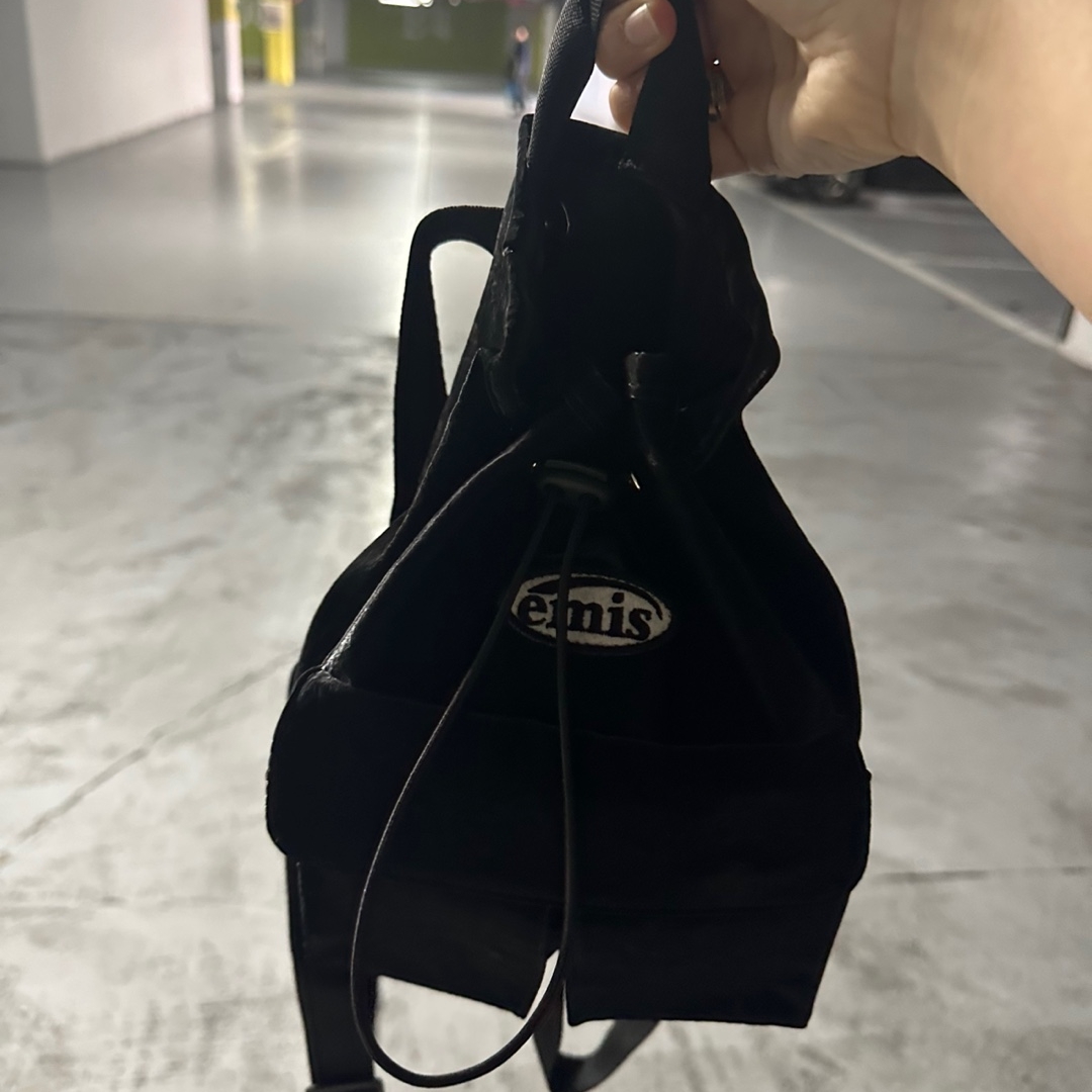 Emis Mini Wappen Pocket Backpack Black 착용 스타일