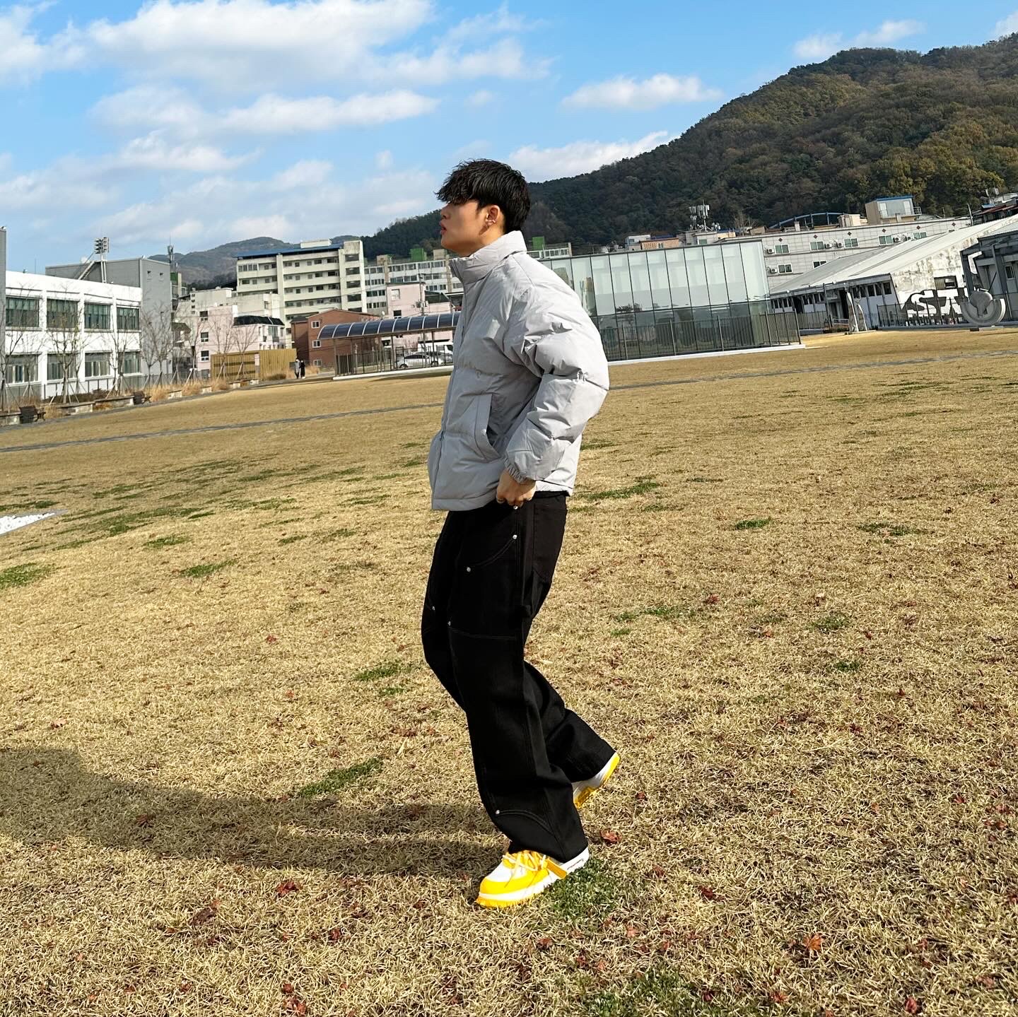 Nike x Off-White Air Force 1 Mid SP Leather Varsity Maize 착용 스타일 - 1
