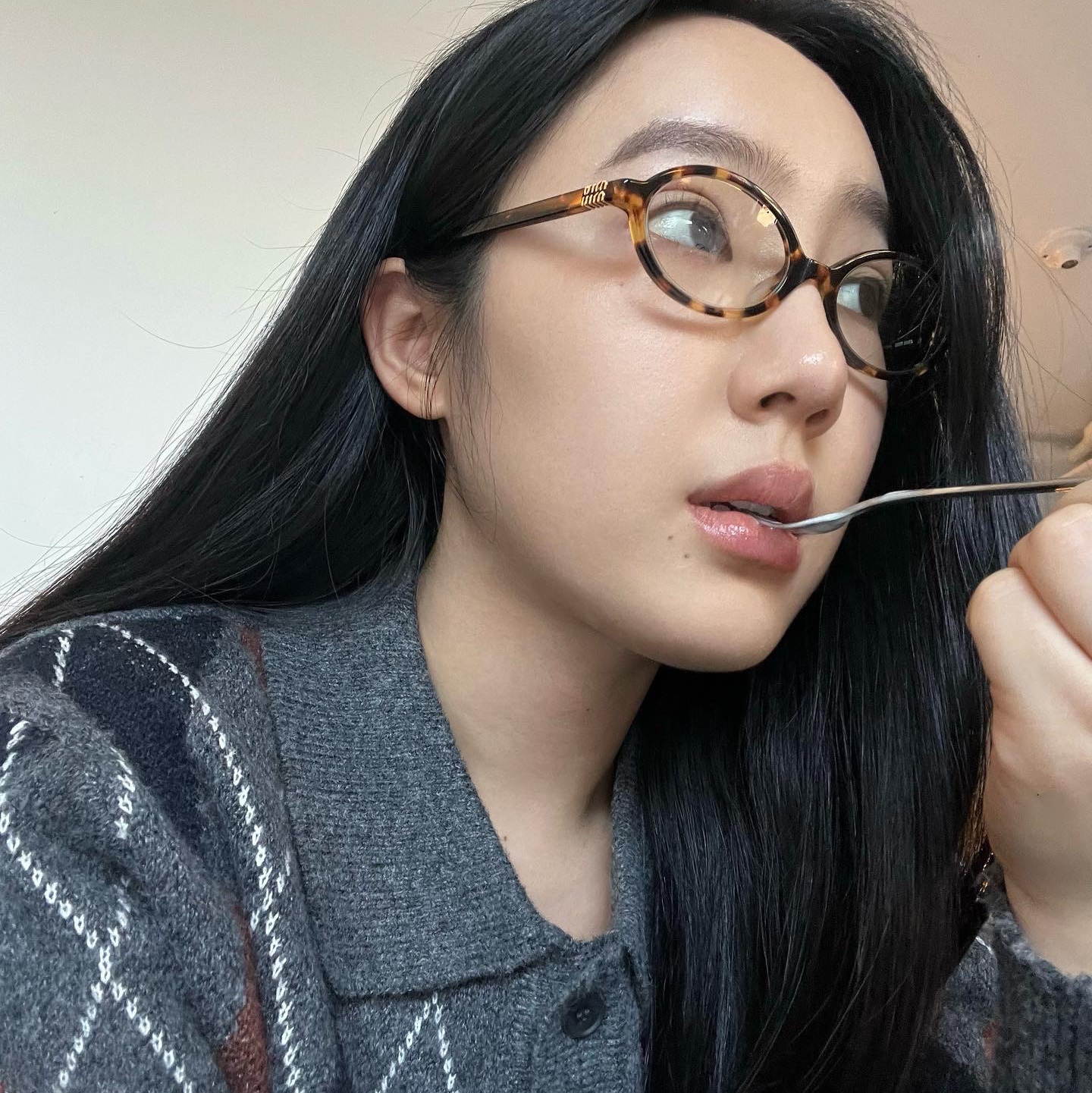 (W) Miu Miu Regard sunglasses Blue Lenses Honey Tortoiseshell Acetate Alternative fit 착용 스타일 - 1