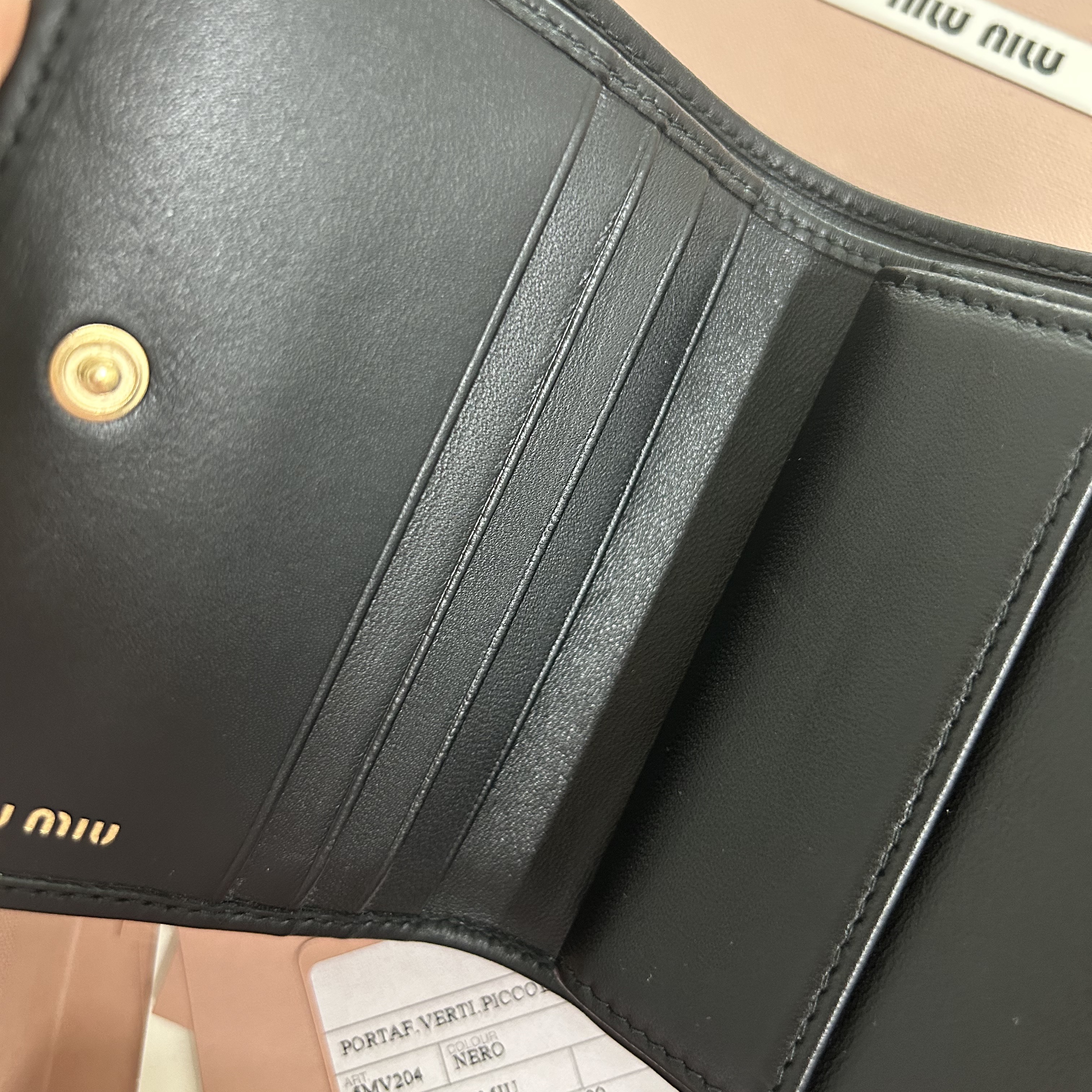Miu Miu Matelasse Nappa Leather Wallet Black 착용 스타일 - 2