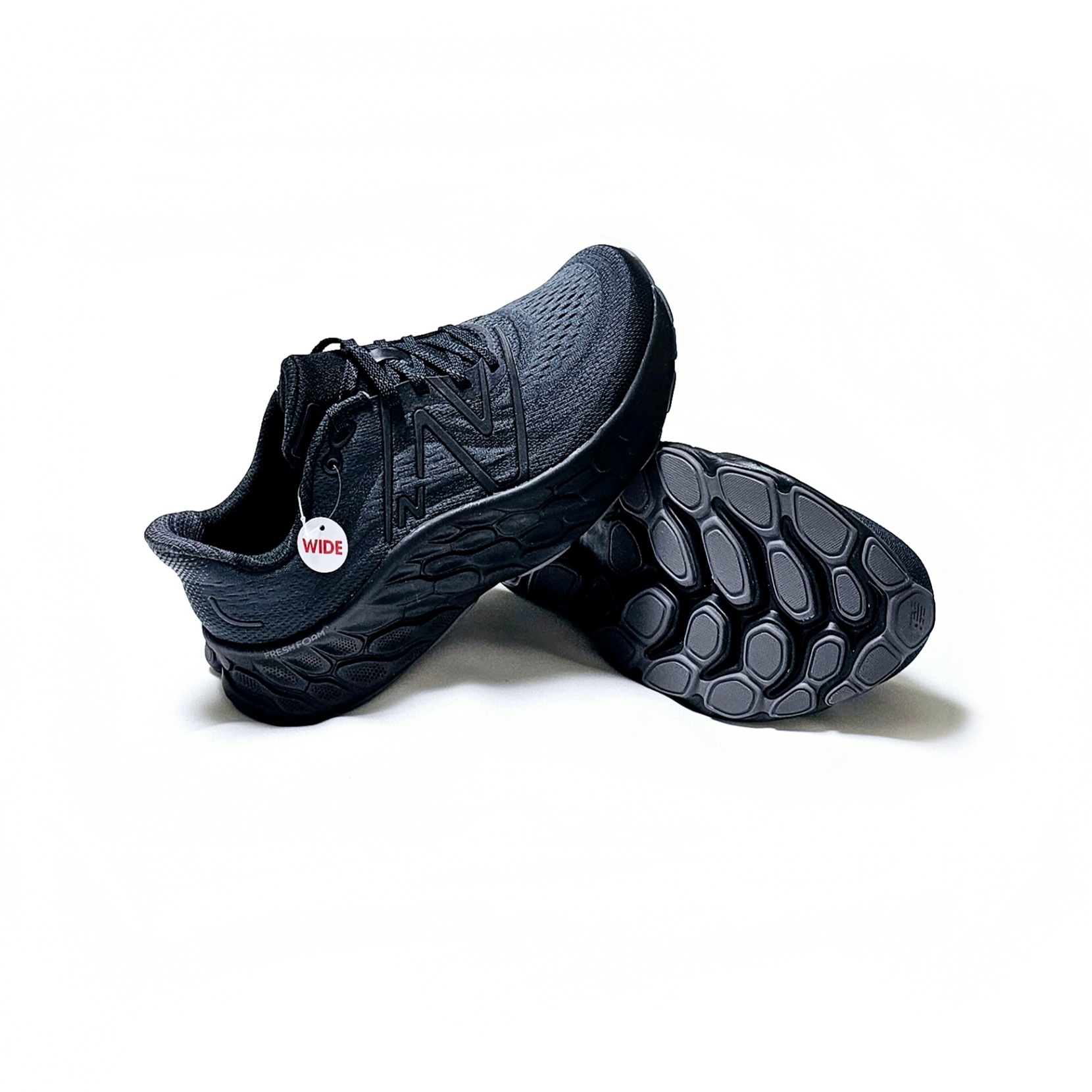 New Balance Fresh Foam X More v4 Triple Black - 2E Wide 착용 스타일 - 5