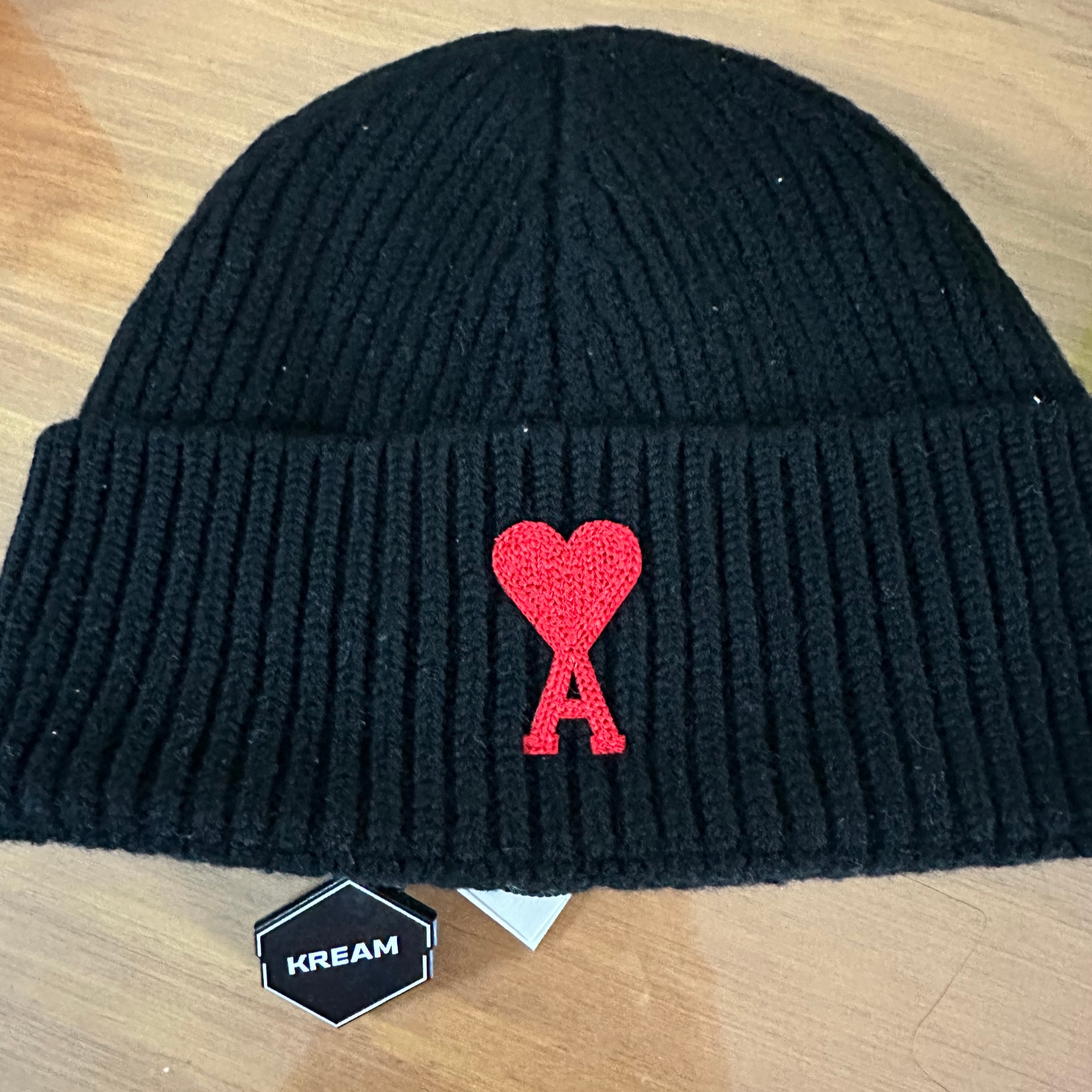 AMI de Coeur Beanie Black Red 착용 스타일