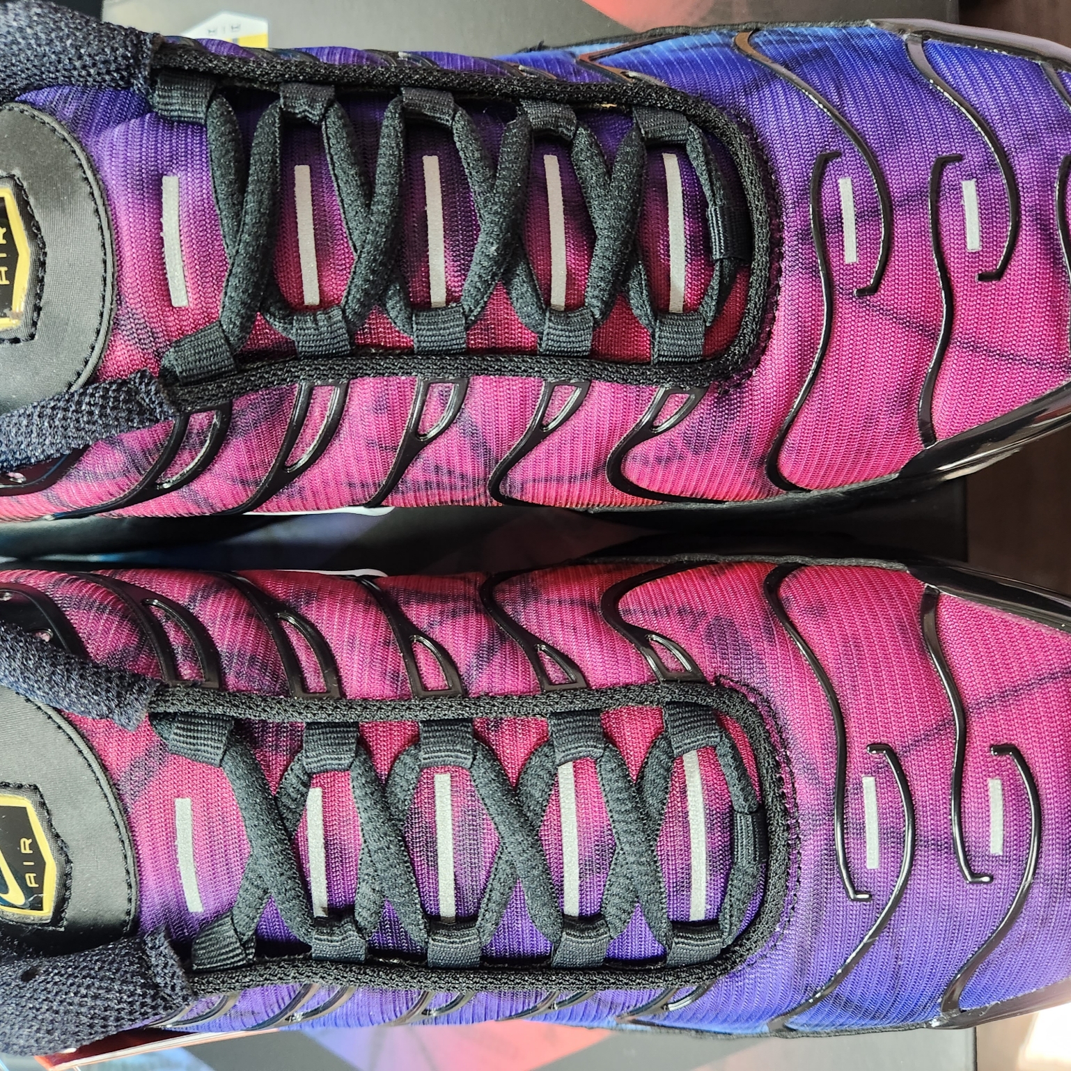 Nike Air Max Plus 25th Anniversary Black Varsity Red 착용 스타일