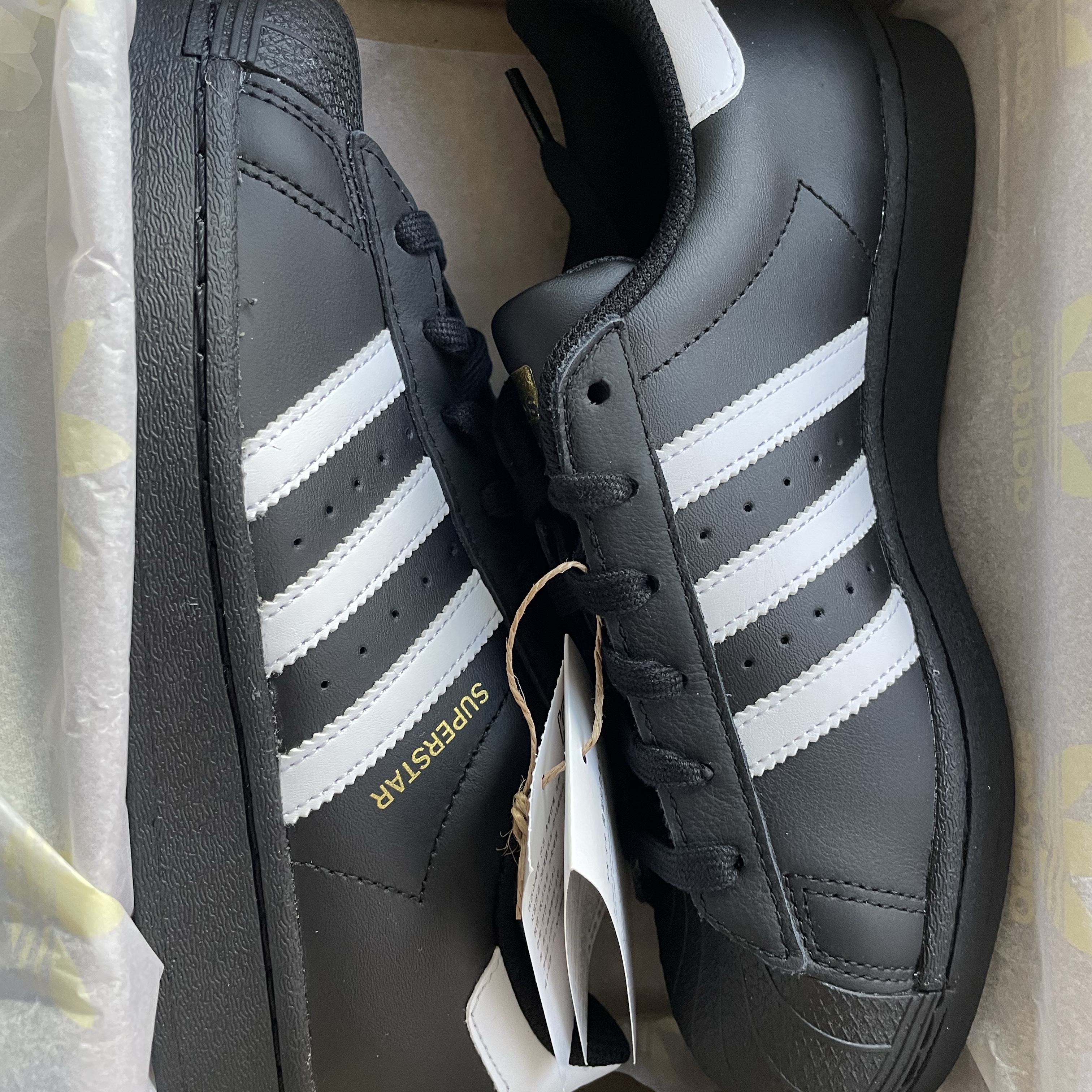 (J) Adidas Superstar Black White 착용 스타일