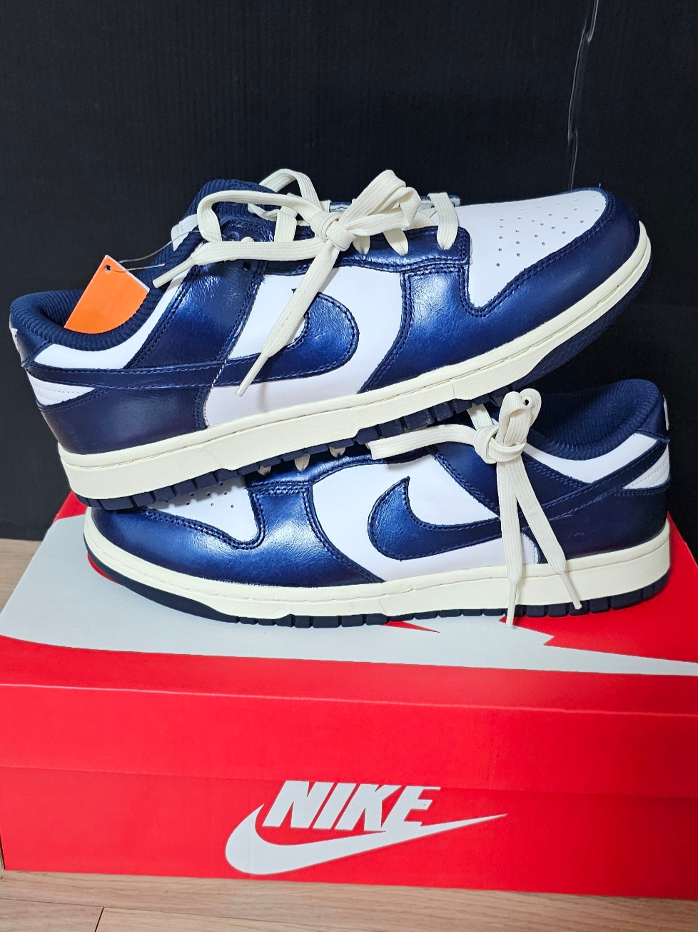 (W) Nike Dunk Low PRM Midnight Navy and White 착용 스타일 - 2