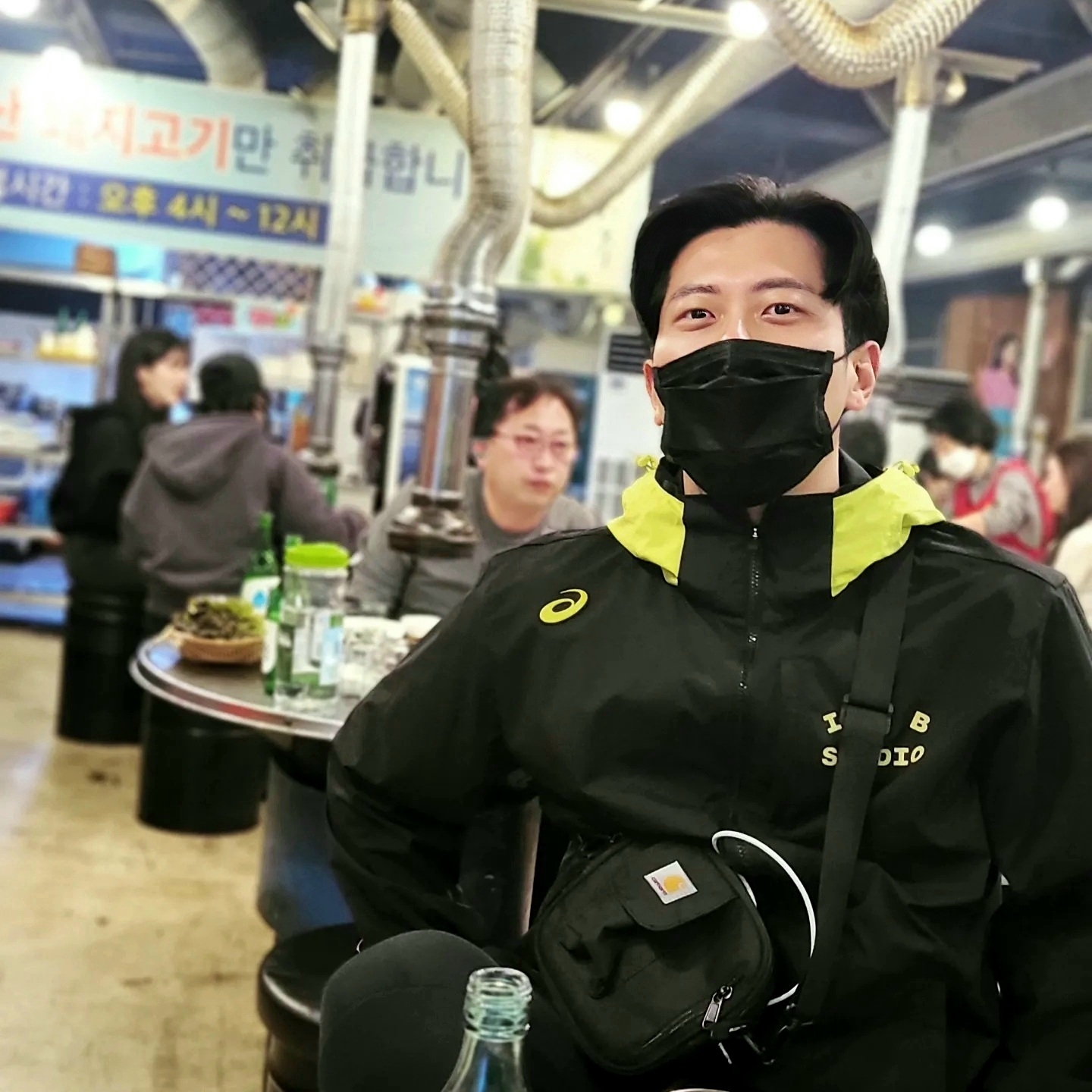 IAB Studio x Asics Windbreaker Black 착용 스타일