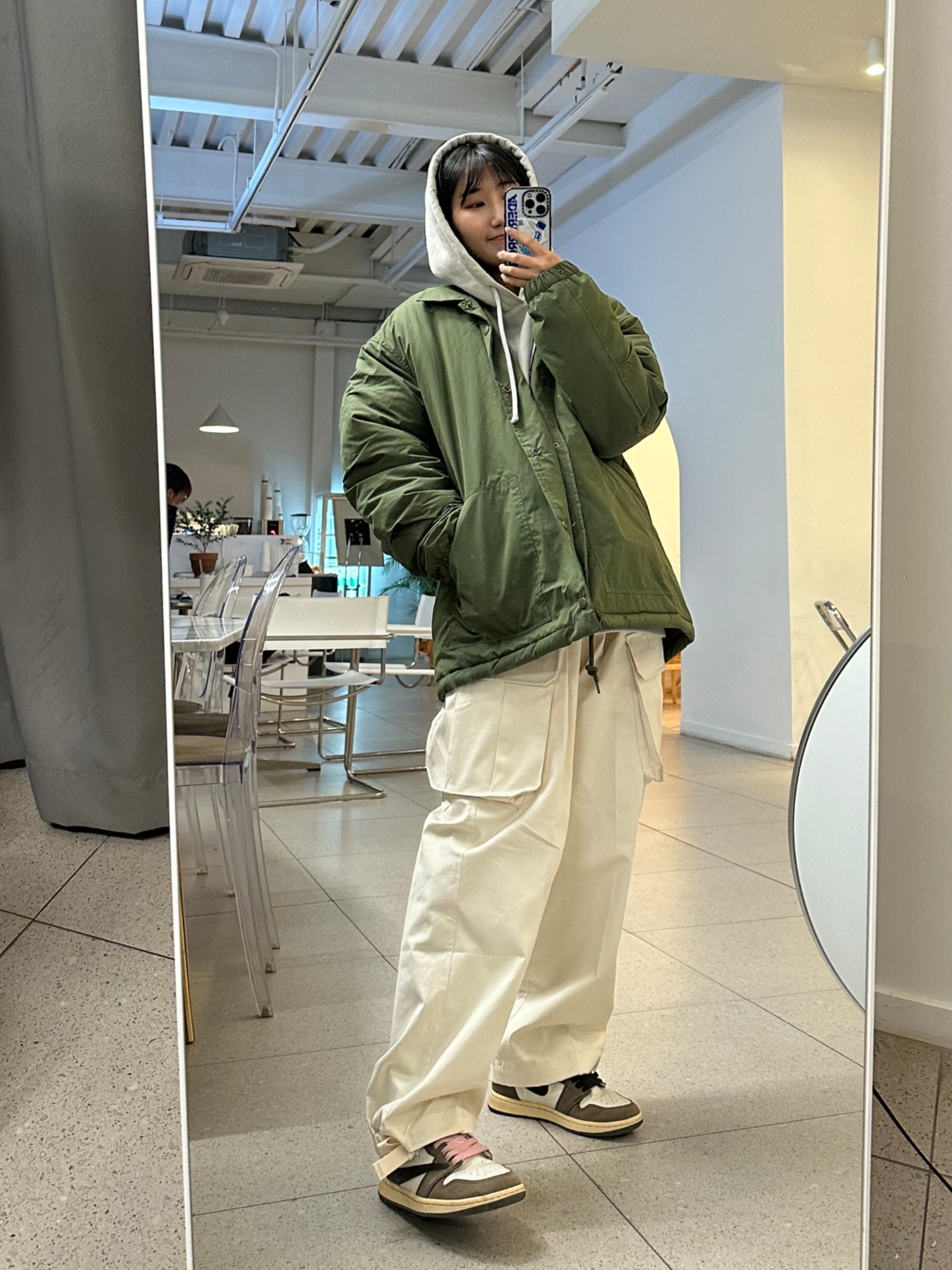 Jordan 1 x Travis Scott Retro High OG SP Mocha, Casetify x Ader Error iPhone Sticker Magsafe Case Clear 착용 스타일
