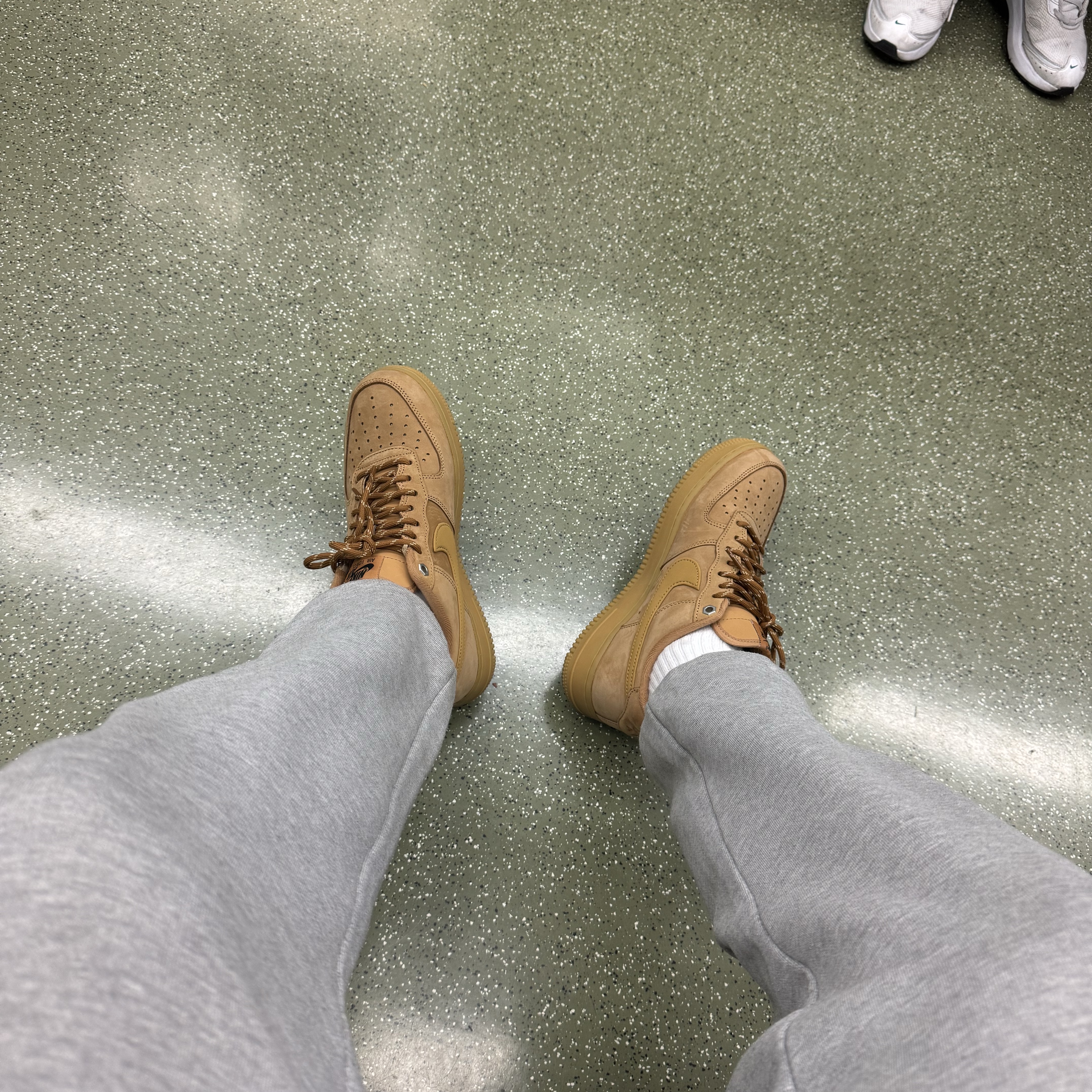 Nike Air Force 1 '07 WB Flax 착용 스타일