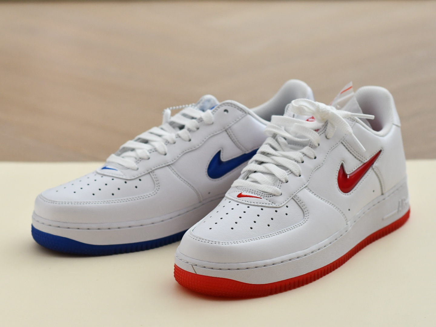 Nike Air Force 1 Low Color of The Month White Hyper Royal, Nike Air Force 1 Low Color of The Month White Red 착용 스타일 - 1