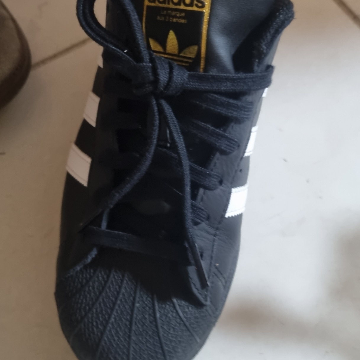 Adidas Superstar Core Black White 착용 스타일 - 1