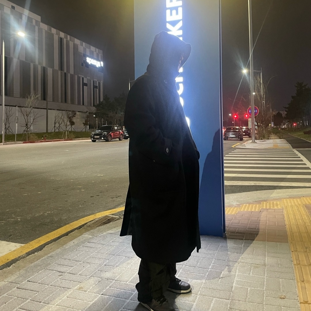Undermycar Legion.02 Balmacaan Oversized Wool Coat Black 착용 스타일