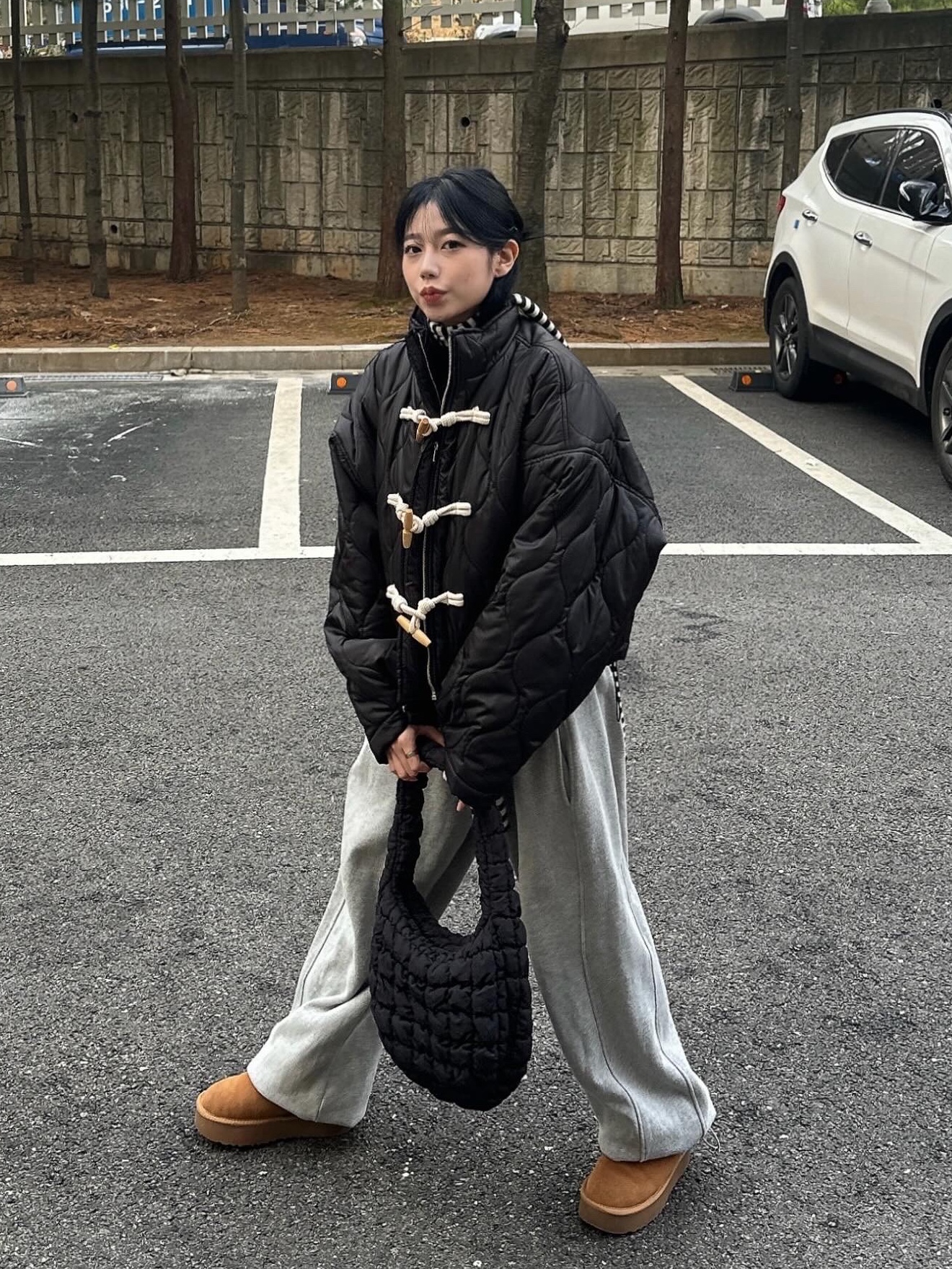 COS Quilted Mini Bag Black 착용 스타일 - 3