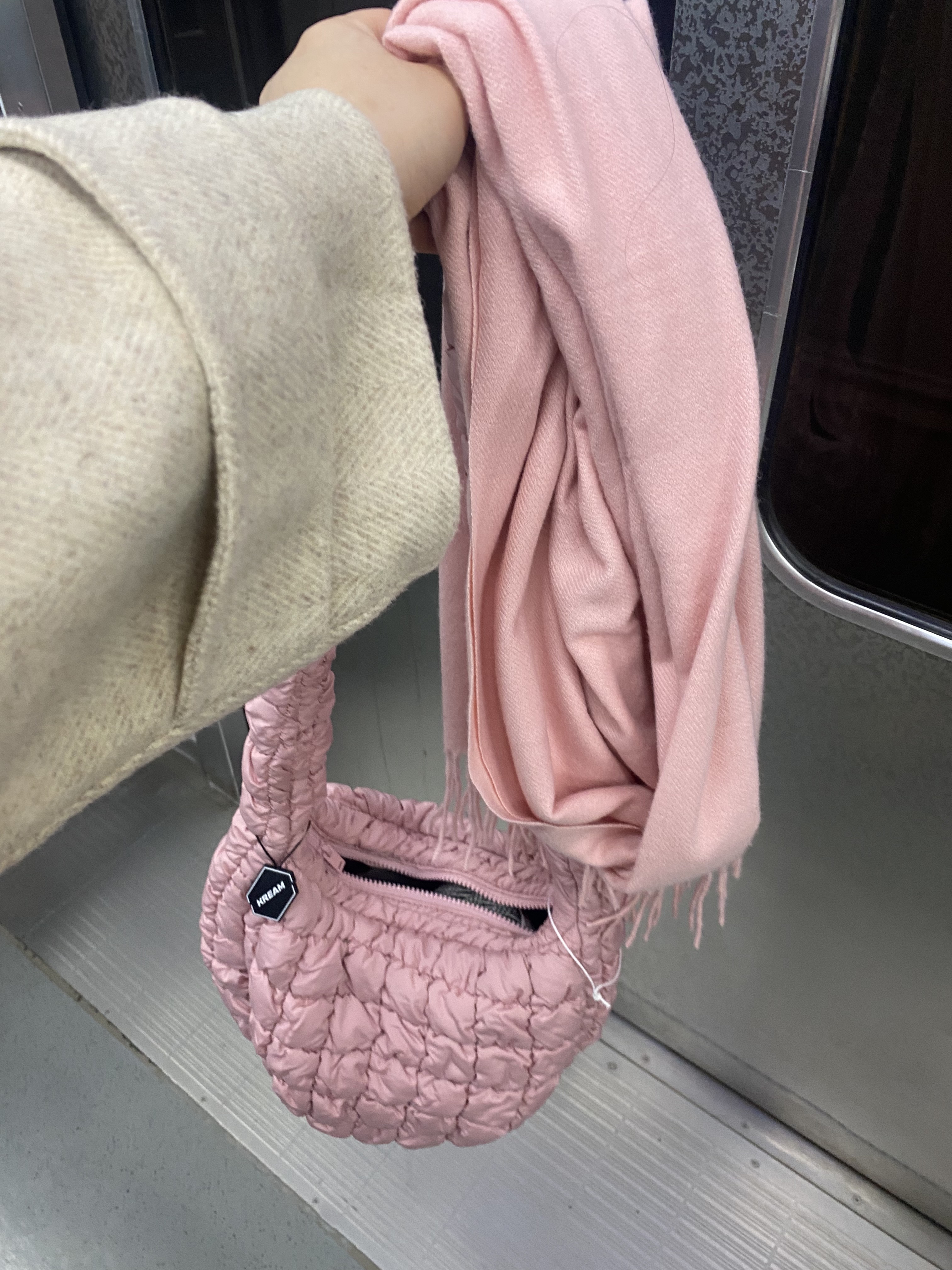COS Quilted Messenger Bag Pink 착용 스타일 - 1