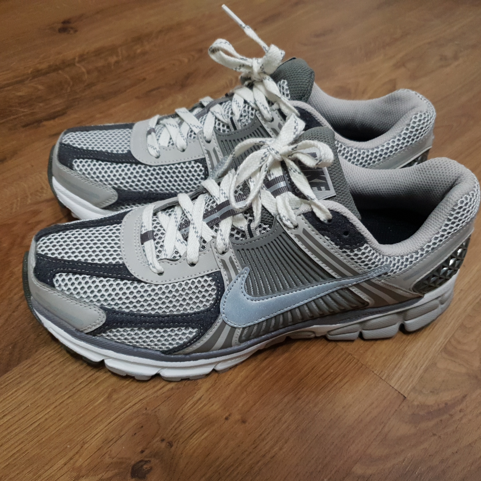 Nike Zoom Vomero 5 PRM Light Iron Ore and Flat Fewter 착용 스타일
