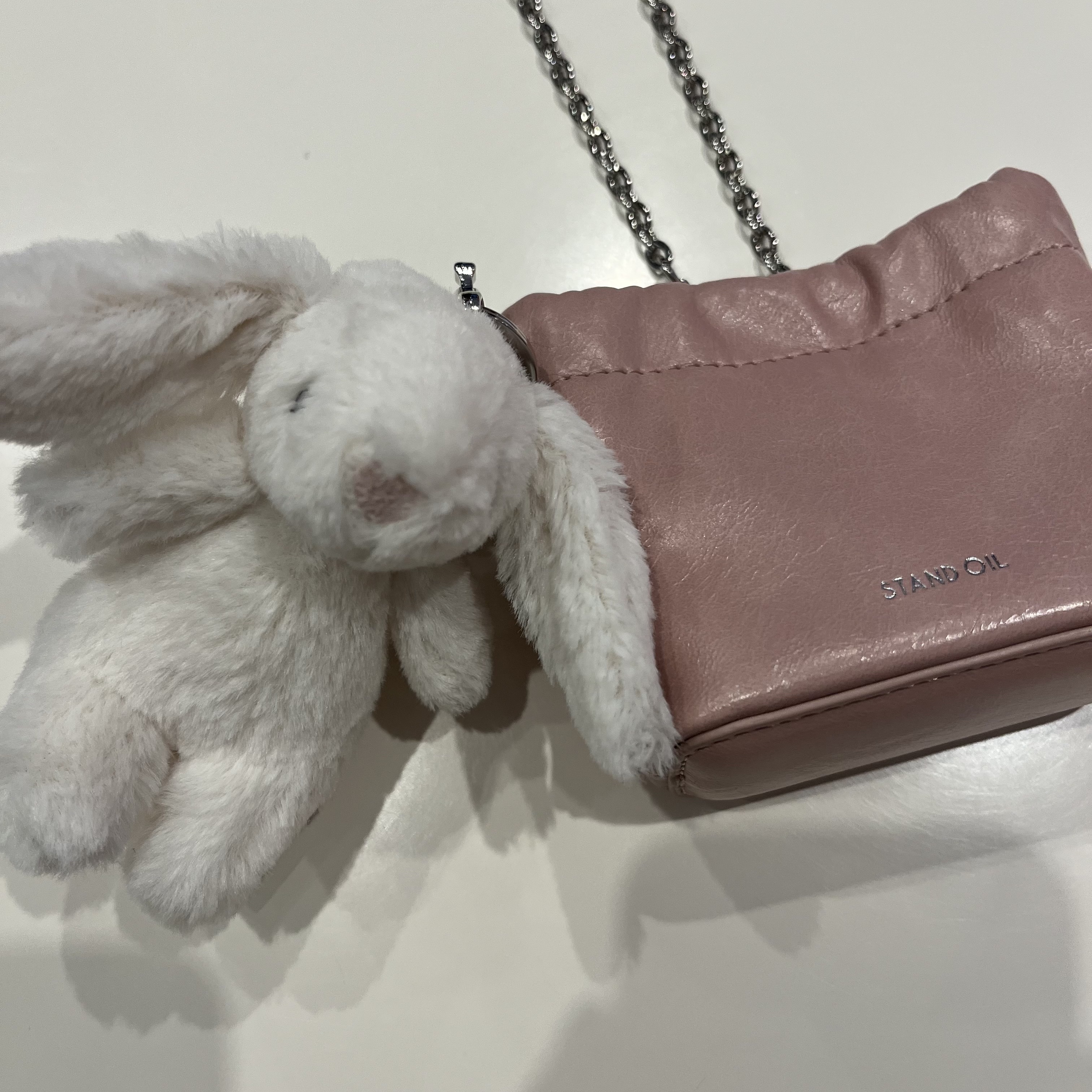 Jellycat Bashful Bunny Bag Charm Cream 착용 스타일