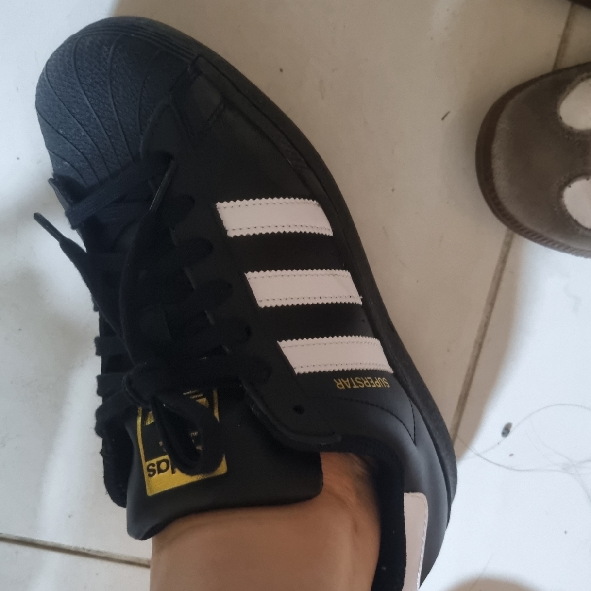 Adidas Superstar Core Black White 착용 스타일 - 2