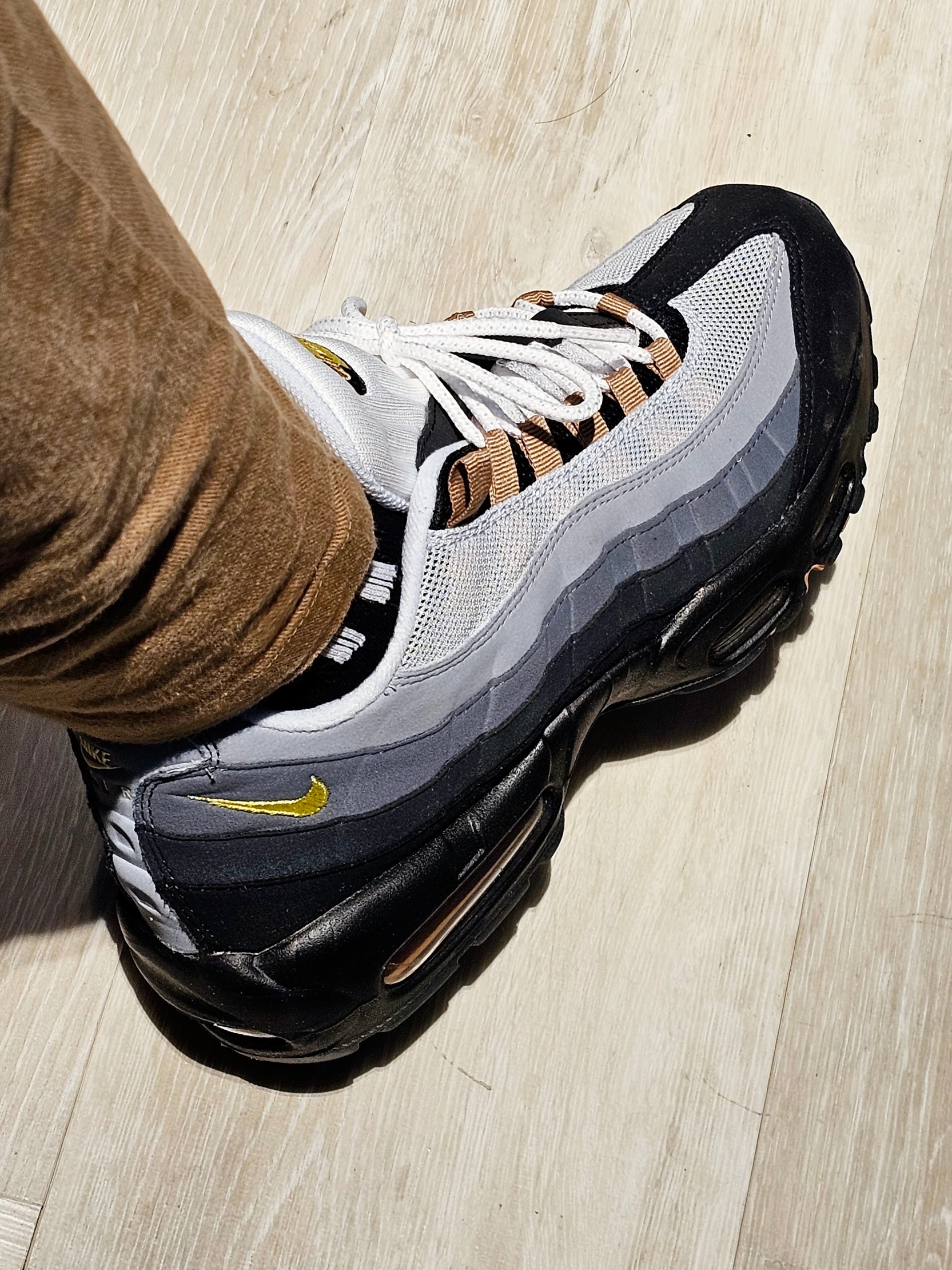 Nike Air Max 95 Wolf Grey Yellow Strike 착용 스타일 - 4
