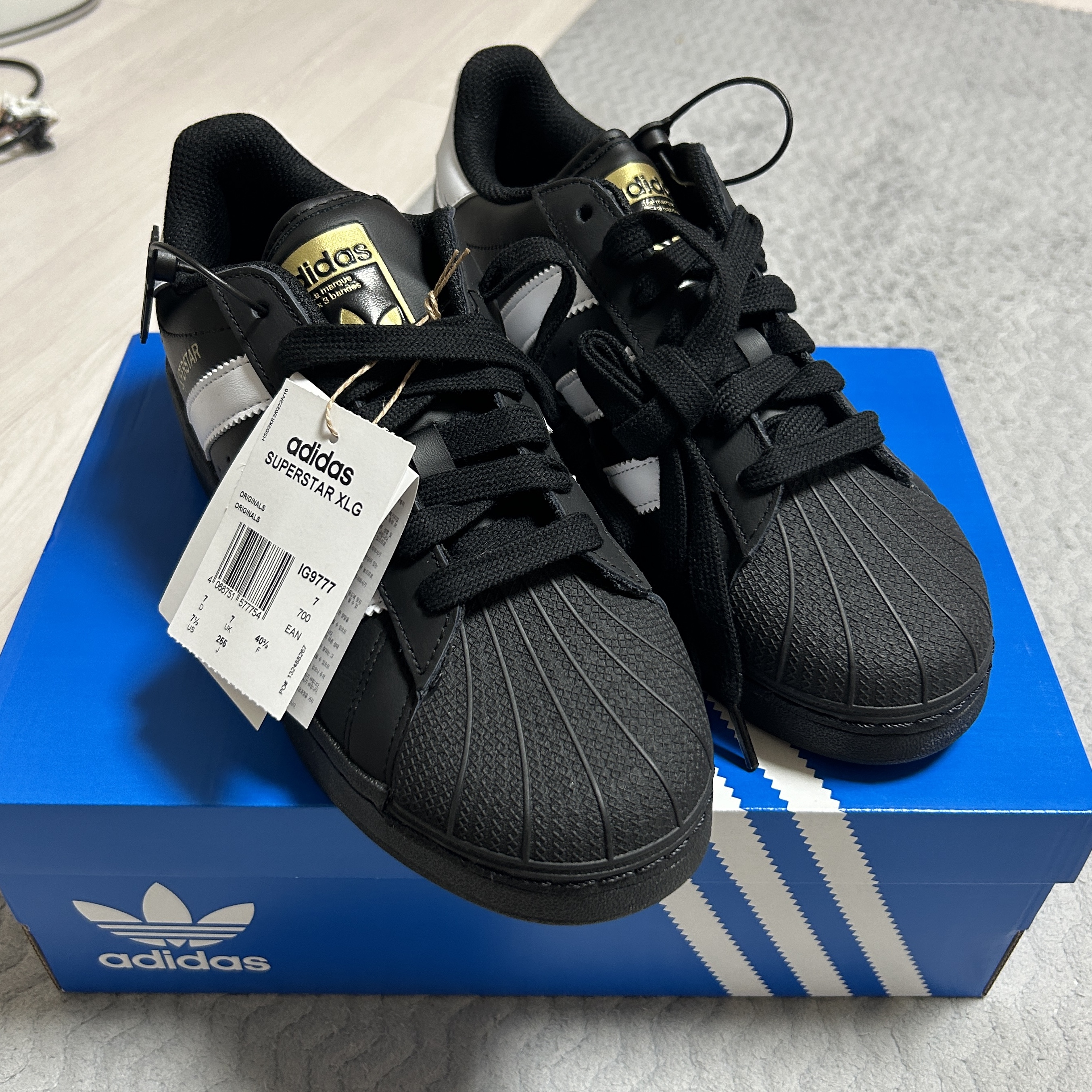 Adidas Superstar XLG Core Black White 착용 스타일 - 1