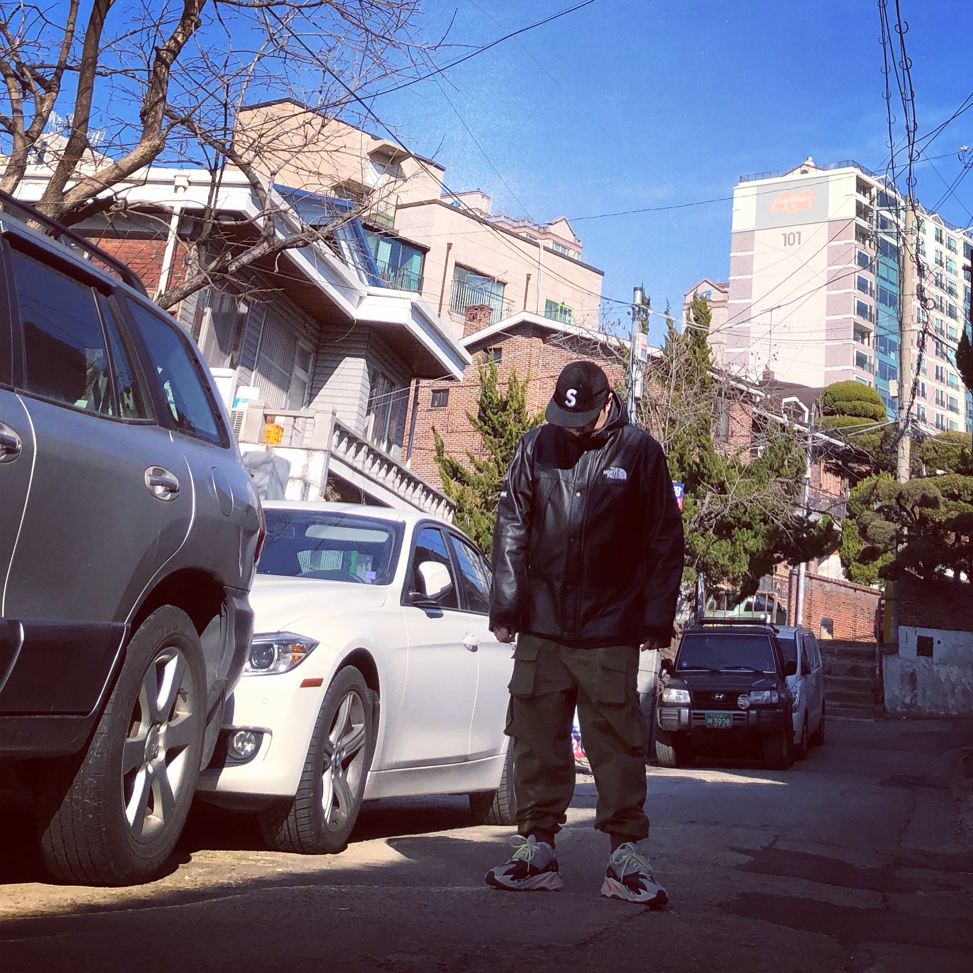Adidas Yeezy Boost 700 Wave Runner Solid Grey 2021/2022, Supreme x The North Face Leather Mountain Parka Black - 18FW 착용 스타일