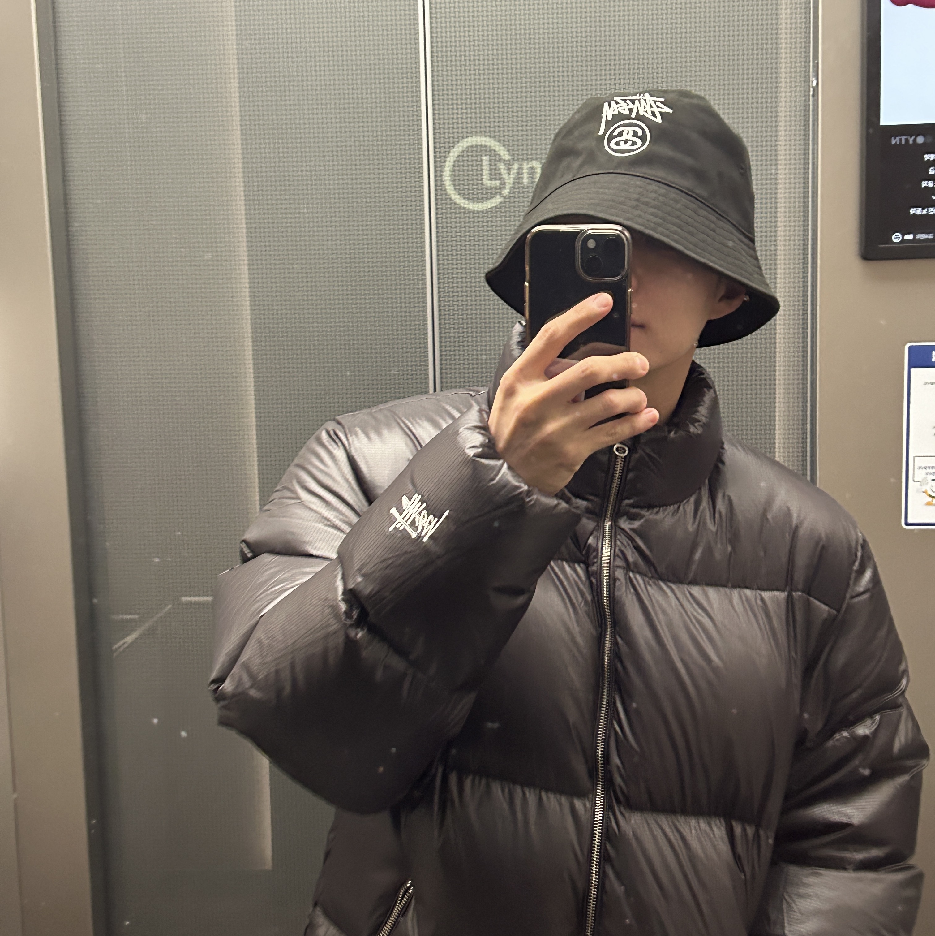 Stussy Down Puffer Parachute Ripstop Charcoal, Stussy Stock Lock Deep Bucket Hat Black 착용 스타일 - 1