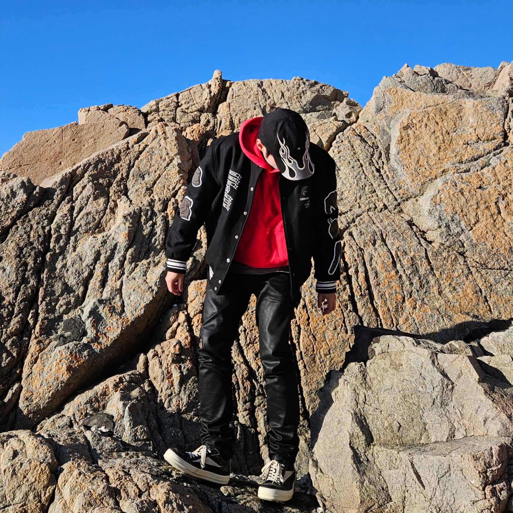 Yeezy Gap Hoodie Red, Rick Owens Luxor Vintage Sneakers Black Milk 착용 스타일 - 1