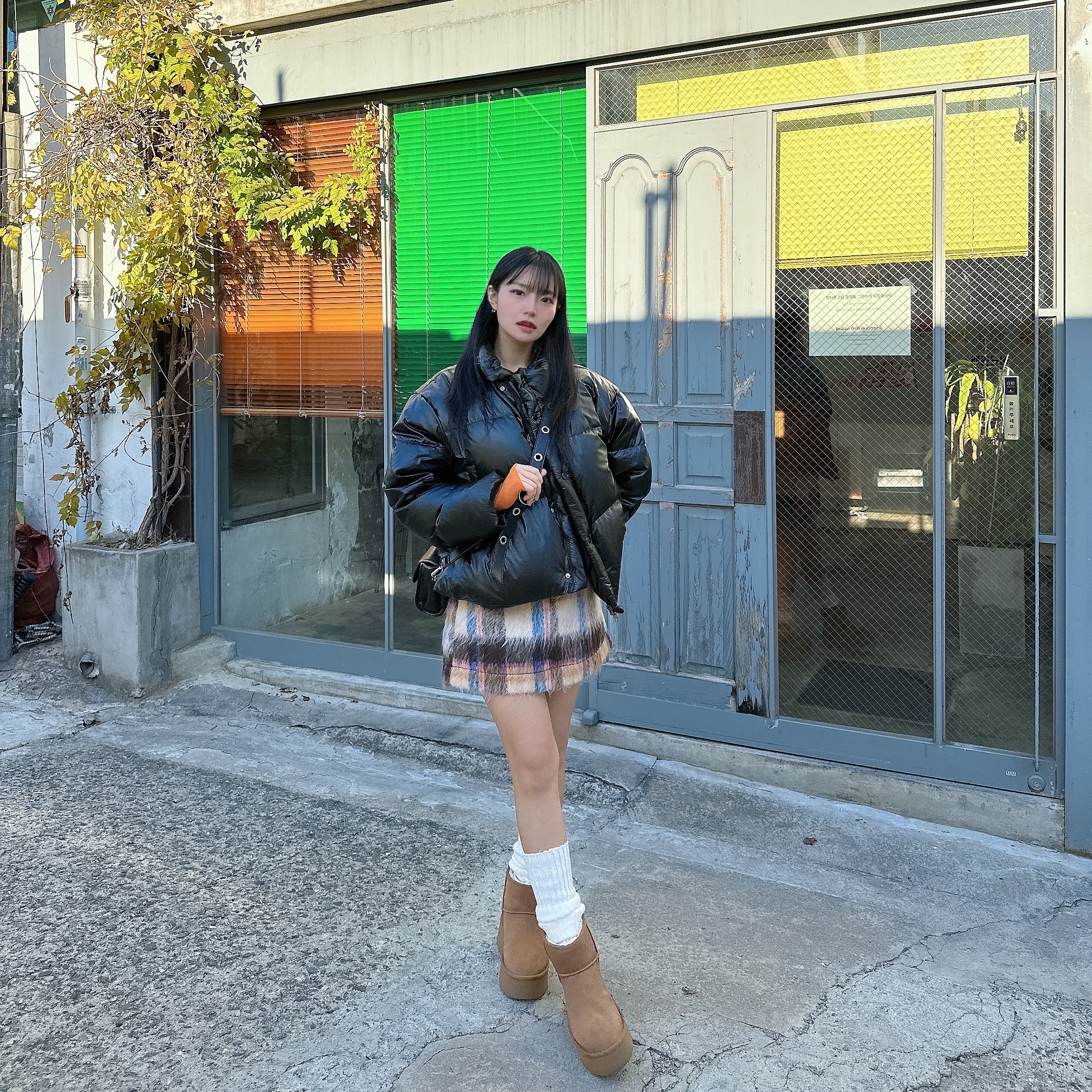 (W) UGG Classic Mini Platform Boots Chestnut 착용 스타일 - 1