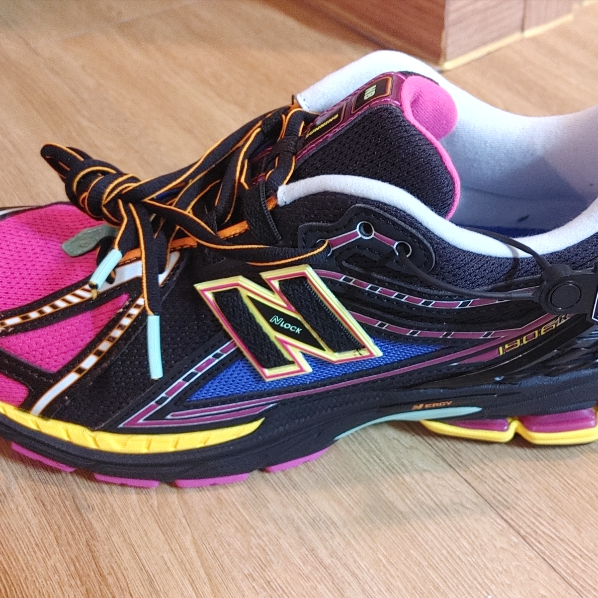 New Balance 1906R Crazy Color 착용 스타일